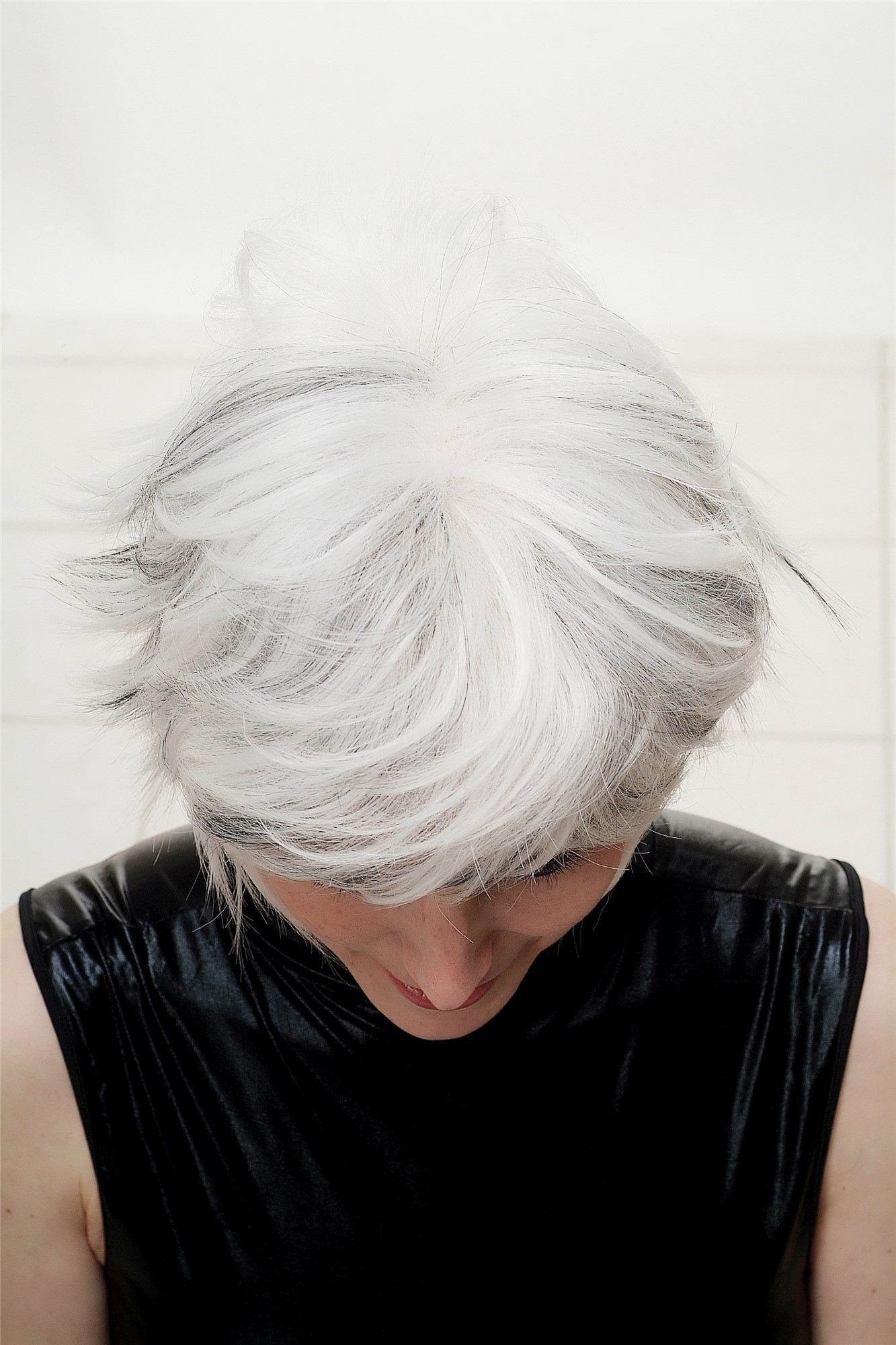 hochwertige Qualitätsperücken, Perücke Cosplay Weiß Schwarz SA069-1001H1B, Ansicht 5, WIG ME UP: Ihr Perücken Online Shop wellige Tressen-Perücke Weiß-Schwarz-Mix kurze Haare für Damen