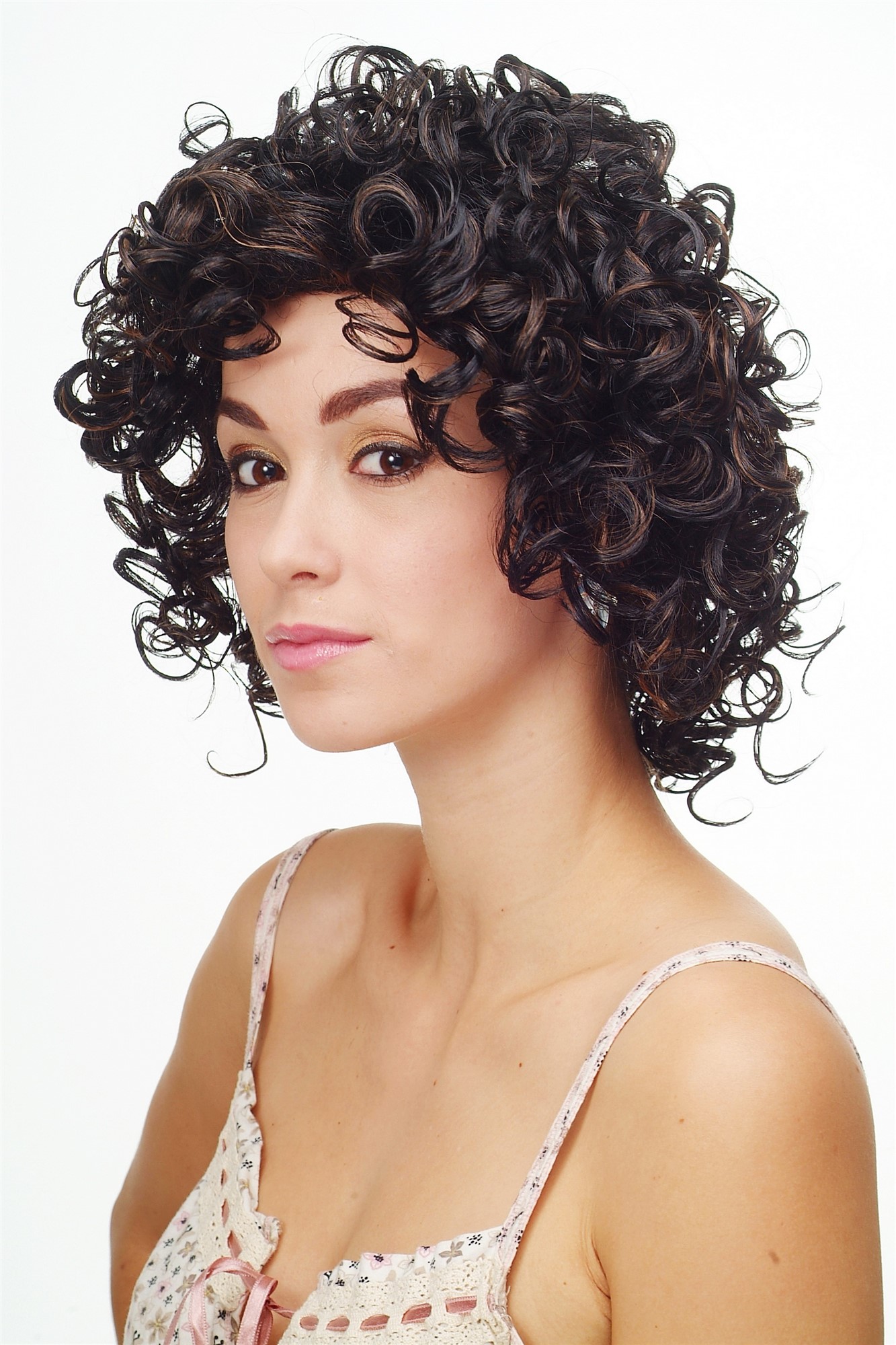 hochwertige Qualitätsperücken, Damenperücke Locken Schwarz Braune Strähnen Modell: DW1066, Ansicht 3, WIG ME UP: Ihr Perücken Online Shop lockige Tressen-Perücke Schwarz-Kupferbraun-Mix kurze Haare für Damen