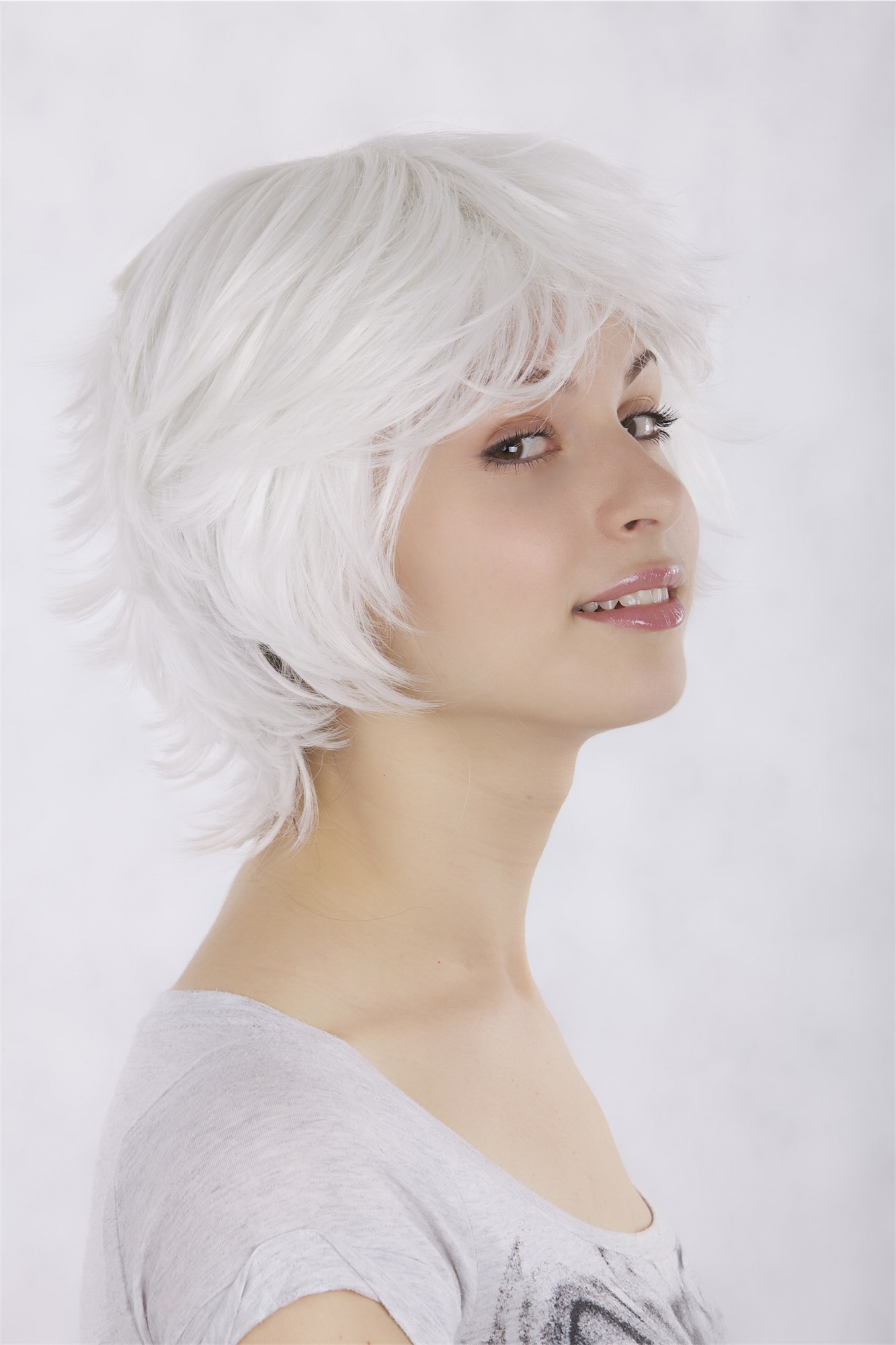 hochwertige Qualitätsperücken, Frauen Perücke Stufen-Bob weiß wilder peppiger Haarschnitt 1240-1001, Ansicht 2, WIG ME UP: Ihr Perücken Online Shop wellige Tressen-Perücke mit Kopfhaut-Imitat weiß kurze Haare für Damen