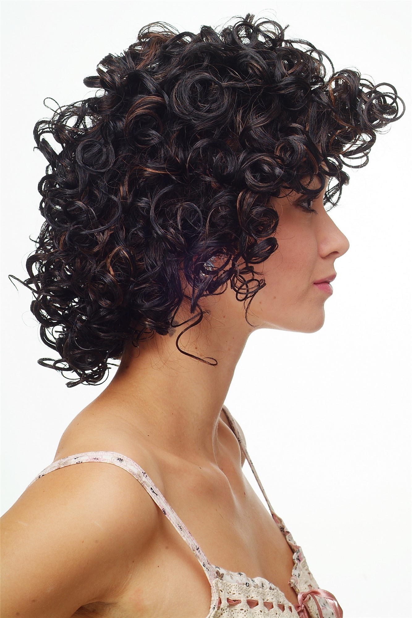 hochwertige Qualitätsperücken, Damenperücke Locken Schwarz Braune Strähnen Modell: DW1066, Ansicht 2, WIG ME UP: Ihr Perücken Online Shop lockige Tressen-Perücke Schwarz-Kupferbraun-Mix kurze Haare für Damen