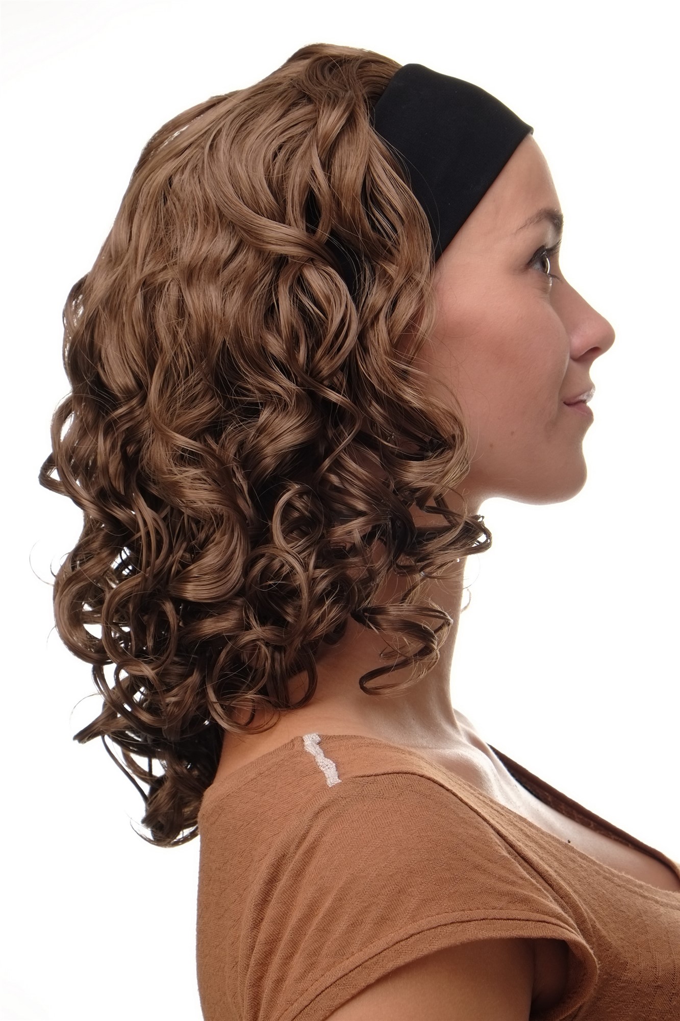 hochwertige Qualitätsperücken, Perücke Stirnband Mittelbraun Locken Schulterlang BRO-704-12, Ansicht 3, WIG ME UP: Ihr Perücken Online Shop lockige Tressen-Perücke mit Stirnband Mittelbraun schulterlange Haare für Damen