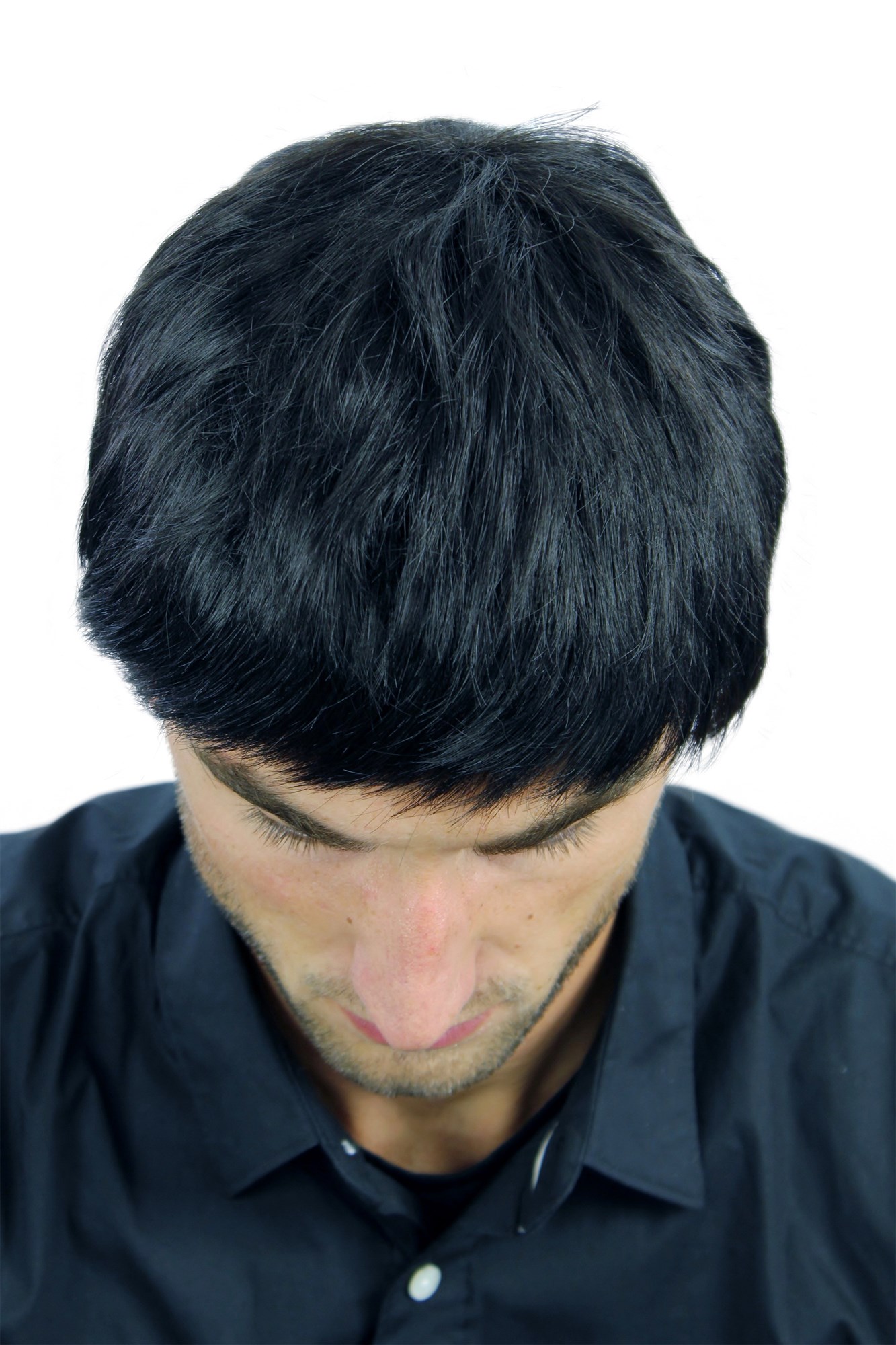 hochwertige Qualitätsperücken, Herren Perücke kurze schwarze glatte Haare K-006-1B, Ansicht 4, WIG ME UP: Ihr Perücken Online Shop glatte Tressen-Perücke Samtschwarz kurze Haare für Herren