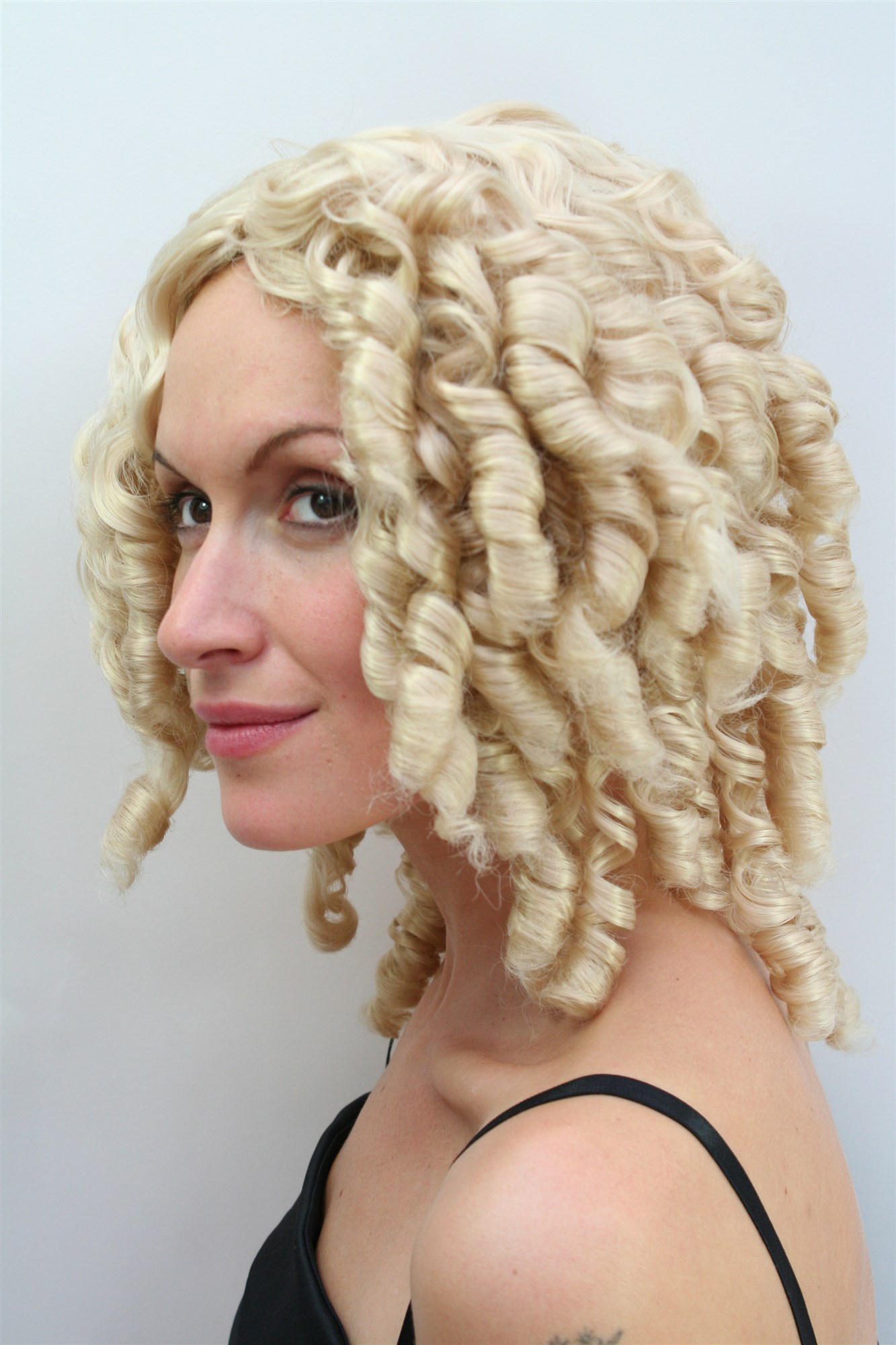 günstige Party Perücke, Perücke BLOND Barock Korkenzieherlocken PW0048-KB88, Ansicht 2, WIG ME UP: Ihr Perücken Online Shop lockige Party Perücke BLOND lange Haare für Damen