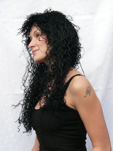 Lockige, lange Perücke mit kurzem Pony und langen Haaren Lockige, lange Perücke mit kurzem Pony und langen Haaren