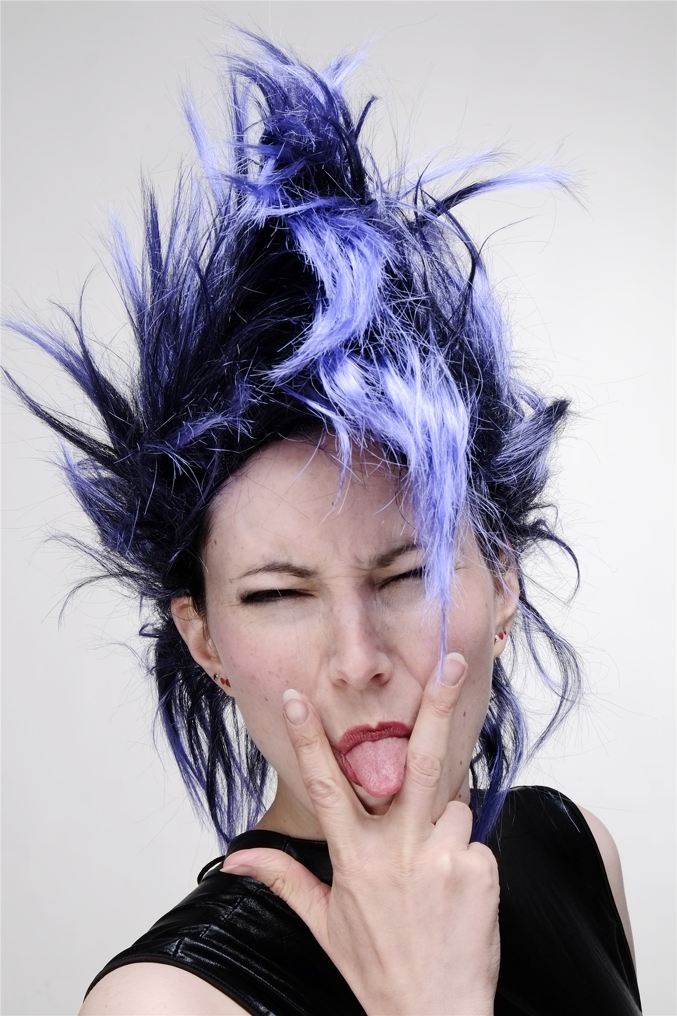 günstige Party Perücke, Perücke Punk Glam Vamp Iro Blauviolett Modell: PW0078-1, Ansicht 3, WIG ME UP: Ihr Perücken Online Shop wellige Party Perücke Schwarz-Blauviolett schulterlange Haare Unisex