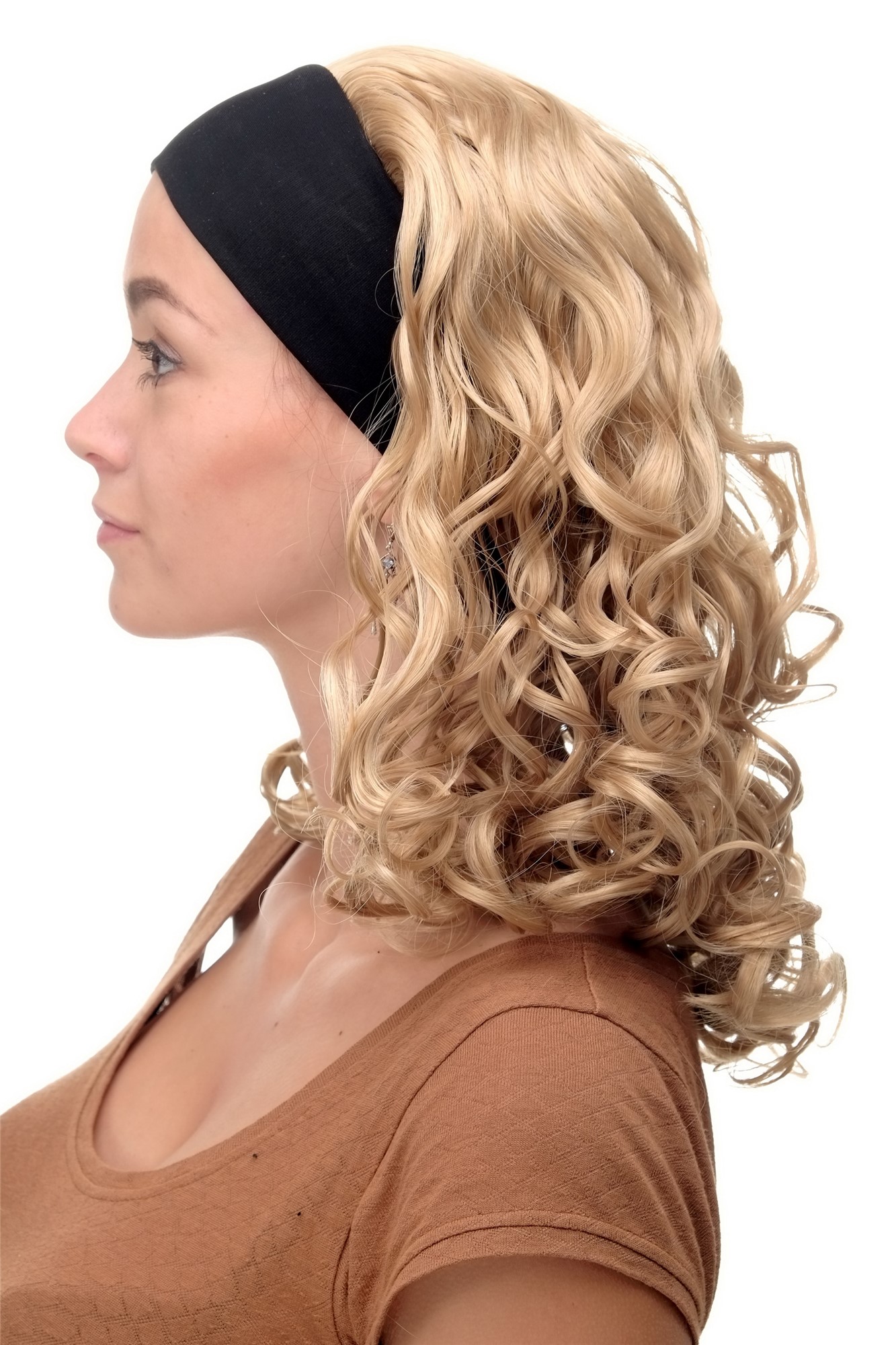 hochwertige Qualitätsperücken, Perücke Stirnband Goldblond Locken Schulterlang BRO-704-24B, Vorderansicht, WIG ME UP: Ihr Perücken Online Shop lockige Tressen-Perücke mit Stirnband Goldblond schulterlange Haare für Damen