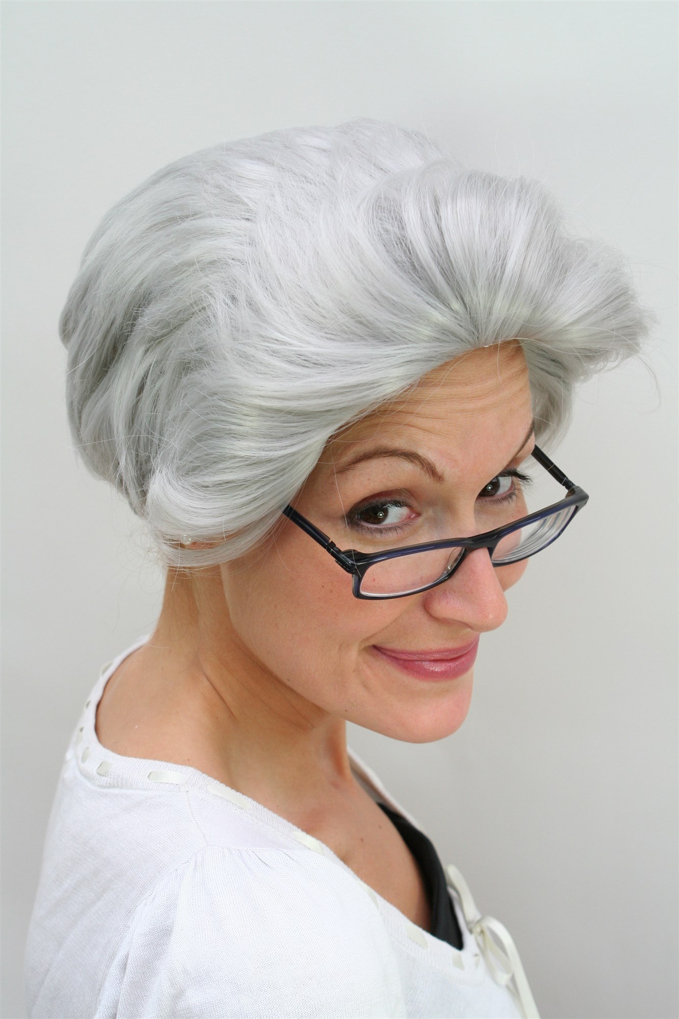 günstige Party Perücke, Alte Oma Opa Perücke grau Scheitelwelle PW0206, Ansicht 3, WIG ME UP: Ihr Perücken Online Shop wellige Party Perücke grau kurze Haare Unisex