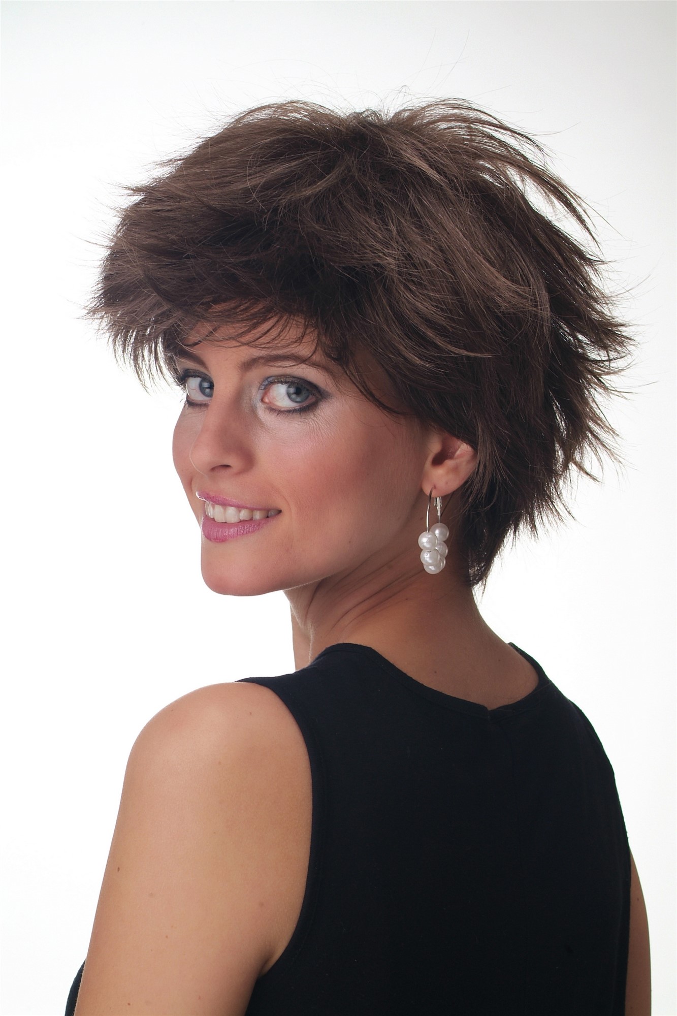 hochwertige Qualitätsperücken, Perücke kurz wild voluminös braun GFW1843-8, Ansicht 5, WIG ME UP: Ihr Perücken Online Shop wellige Tressen-Perücke Dunkel-Aschbraun kurze Haare für Unisex