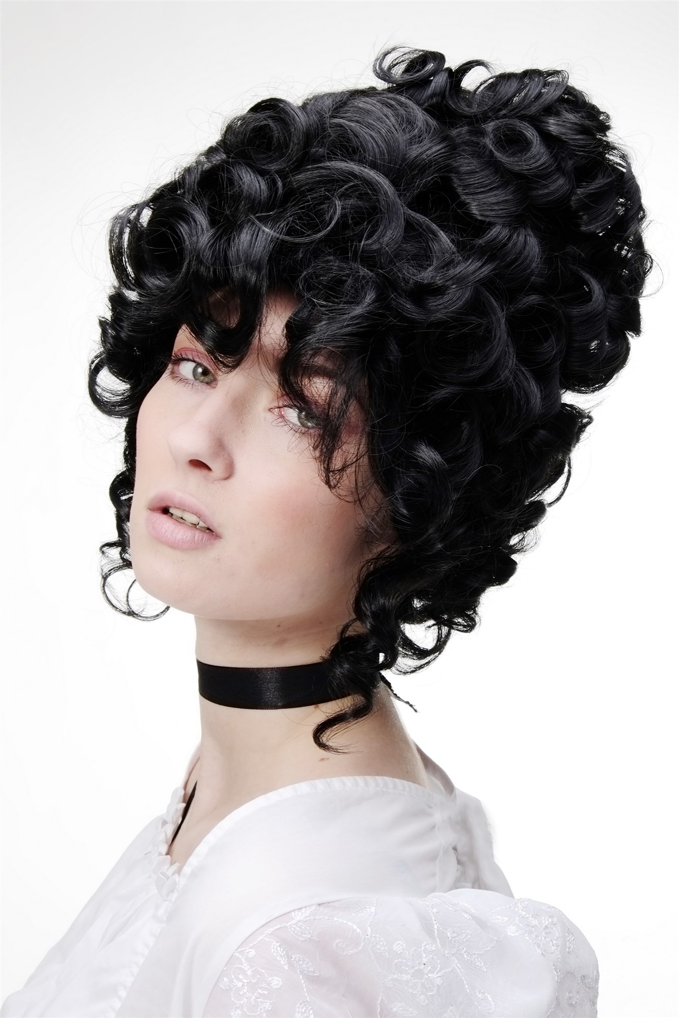 hochwertige Qualitätsperücken, Perücke Rokoko Barock Adlige turmhoch Schwarz GFW1675-1B, Ansicht 3, WIG ME UP: Ihr Perücken Online Shop lockige Tressen-Perücke Samtschwarz kurze Haare für Damen