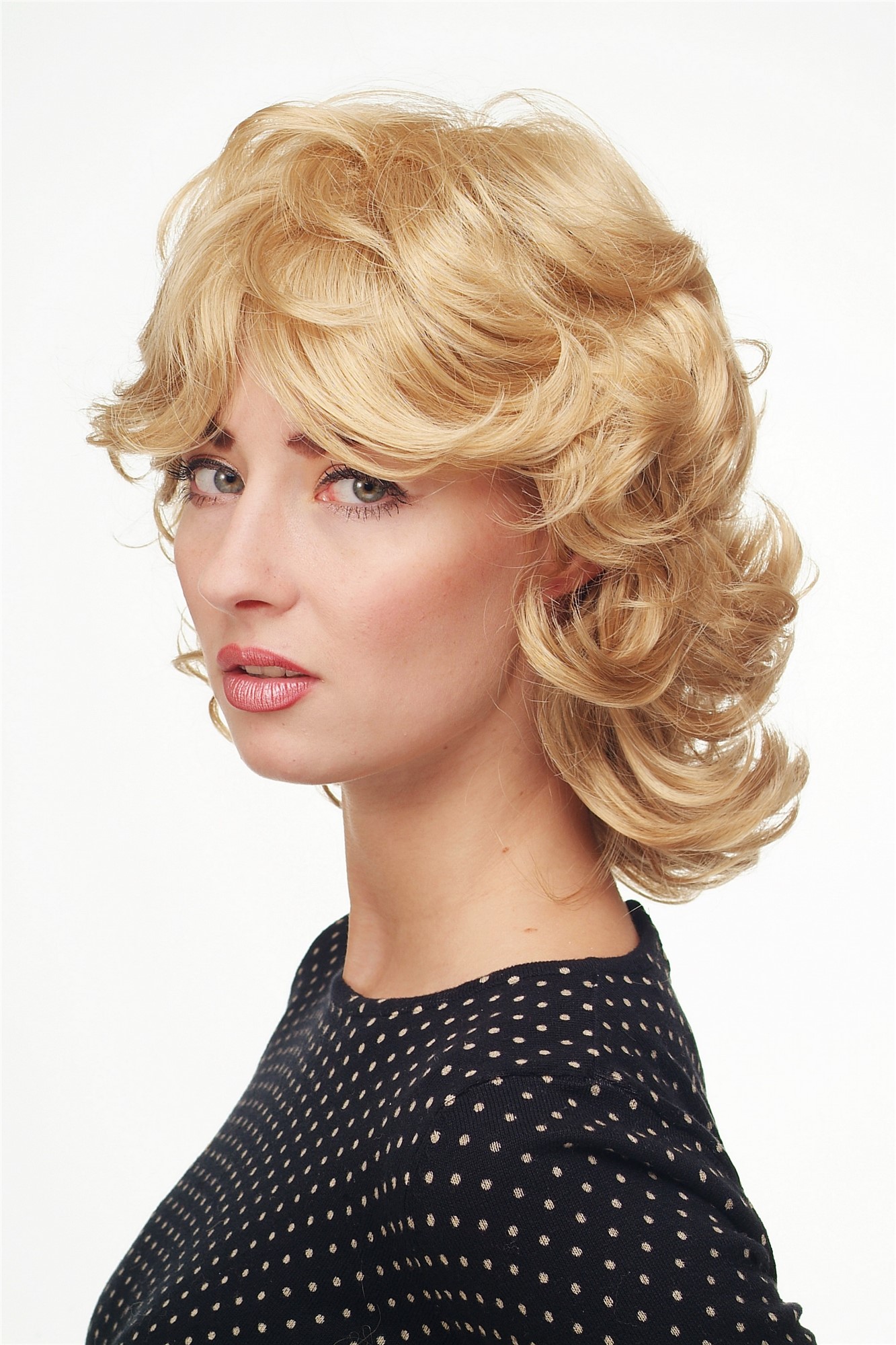 hochwertige Qualitätsperücken, Damenperücke mittellang goldblond wellig Modell: 81437, Ansicht 2, WIG ME UP: Ihr Perücken Online Shop wellige Tressen-Perücke Goldblond schulterlange Haare für Damen