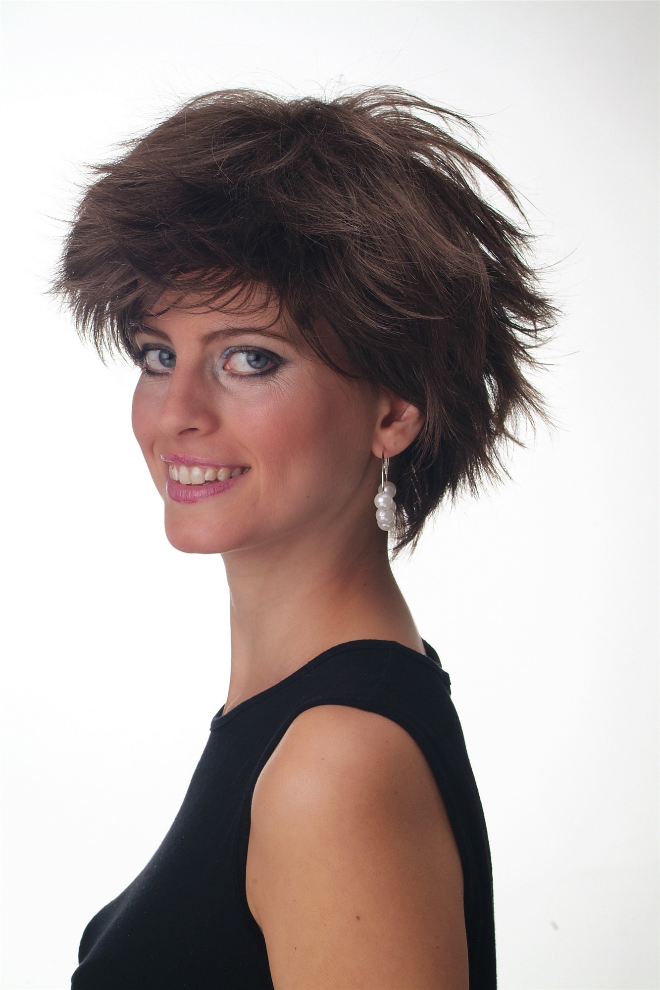 hochwertige Qualitätsperücken, Perücke kurz wild voluminös braun GFW1843-8, Ansicht 2, WIG ME UP: Ihr Perücken Online Shop wellige Tressen-Perücke Dunkel-Aschbraun kurze Haare für Unisex