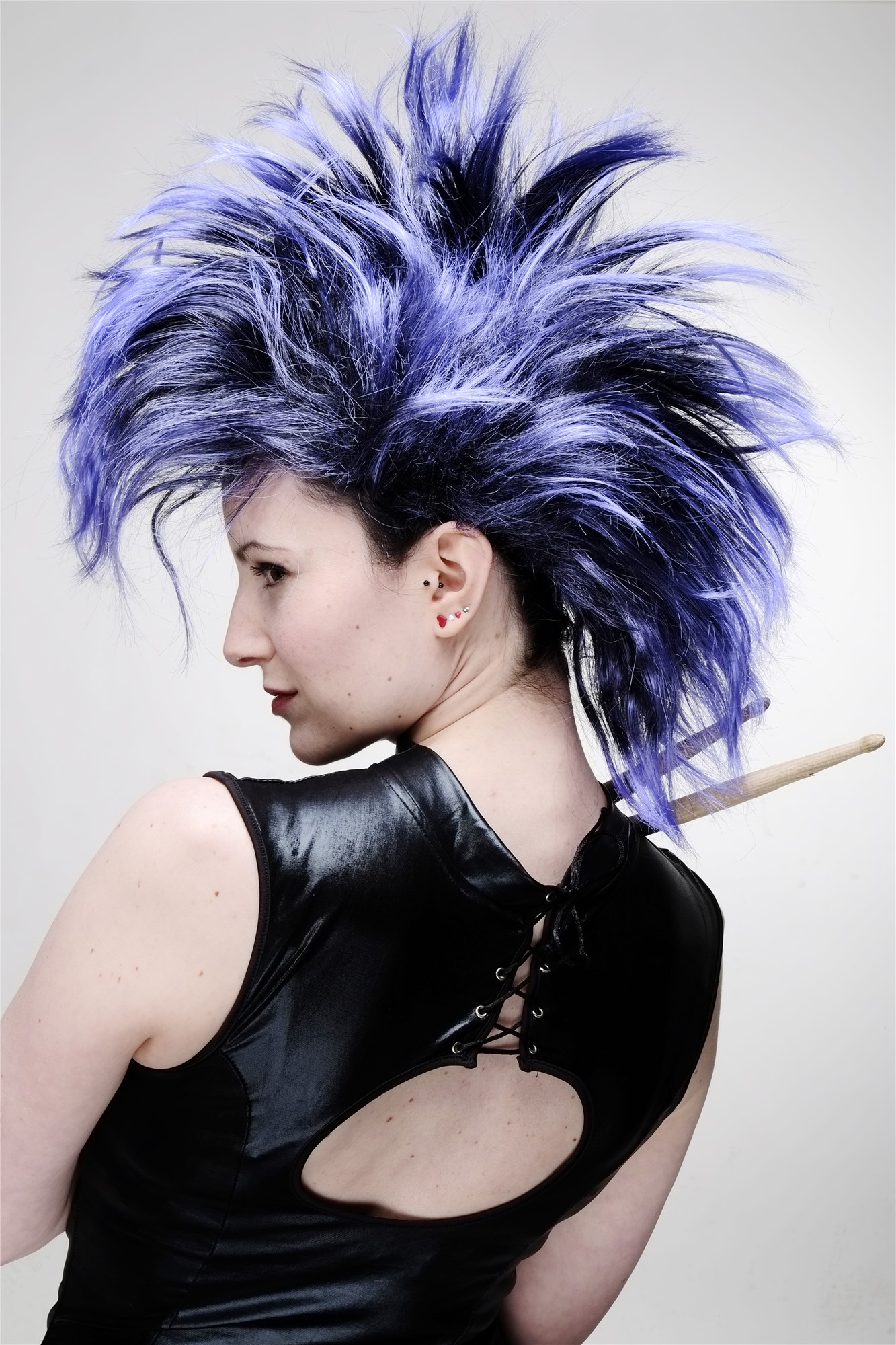 günstige Party Perücke, Perücke Punk Glam Vamp Iro Blauviolett Modell: PW0078-1, Ansicht 5, WIG ME UP: Ihr Perücken Online Shop wellige Party Perücke Schwarz-Blauviolett schulterlange Haare Unisex