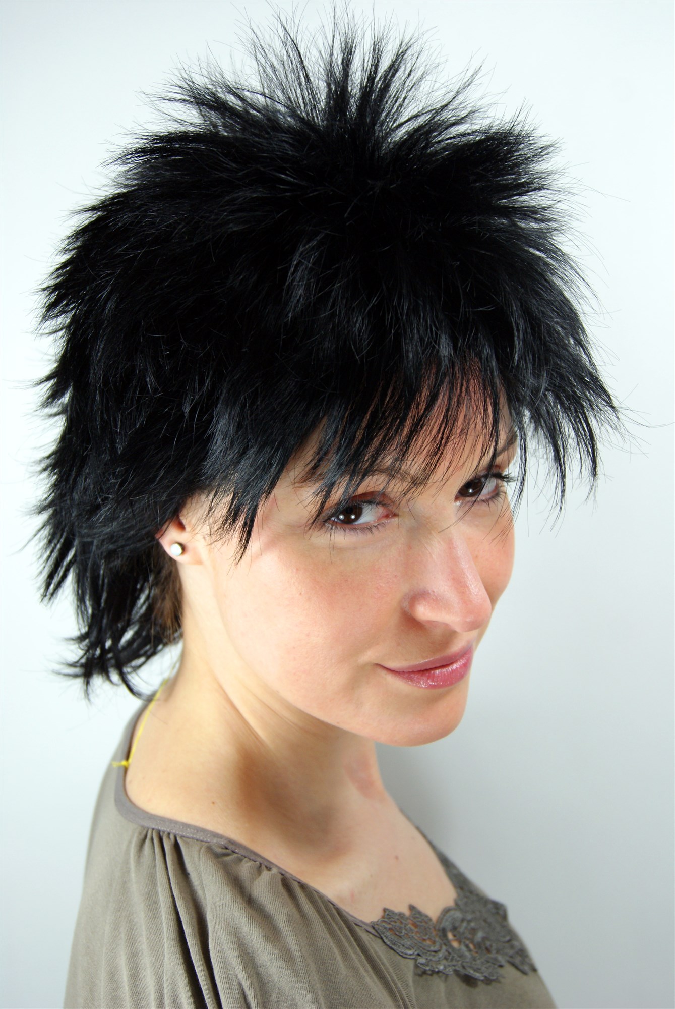 hochwertige Qualitätsperücken, 80er Jahre Look Damen Perücke Kurzhaarschnitt schwarz 26155-1, Ansicht 3, WIG ME UP: Ihr Perücken Online Shop wellige Tressen-Perücke mit Kopfhaut-Imitat Schwarz kurze Haare für Damen