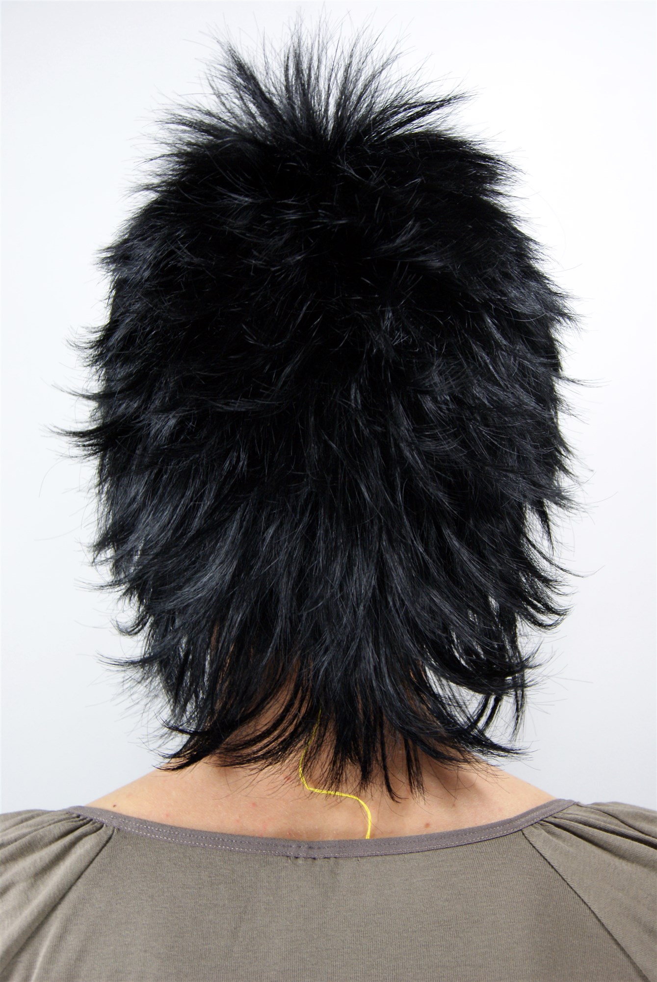 hochwertige Qualitätsperücken, 80er Jahre Look Damen Perücke Kurzhaarschnitt schwarz 26155-1, Ansicht 4, WIG ME UP: Ihr Perücken Online Shop wellige Tressen-Perücke mit Kopfhaut-Imitat Schwarz kurze Haare für Damen