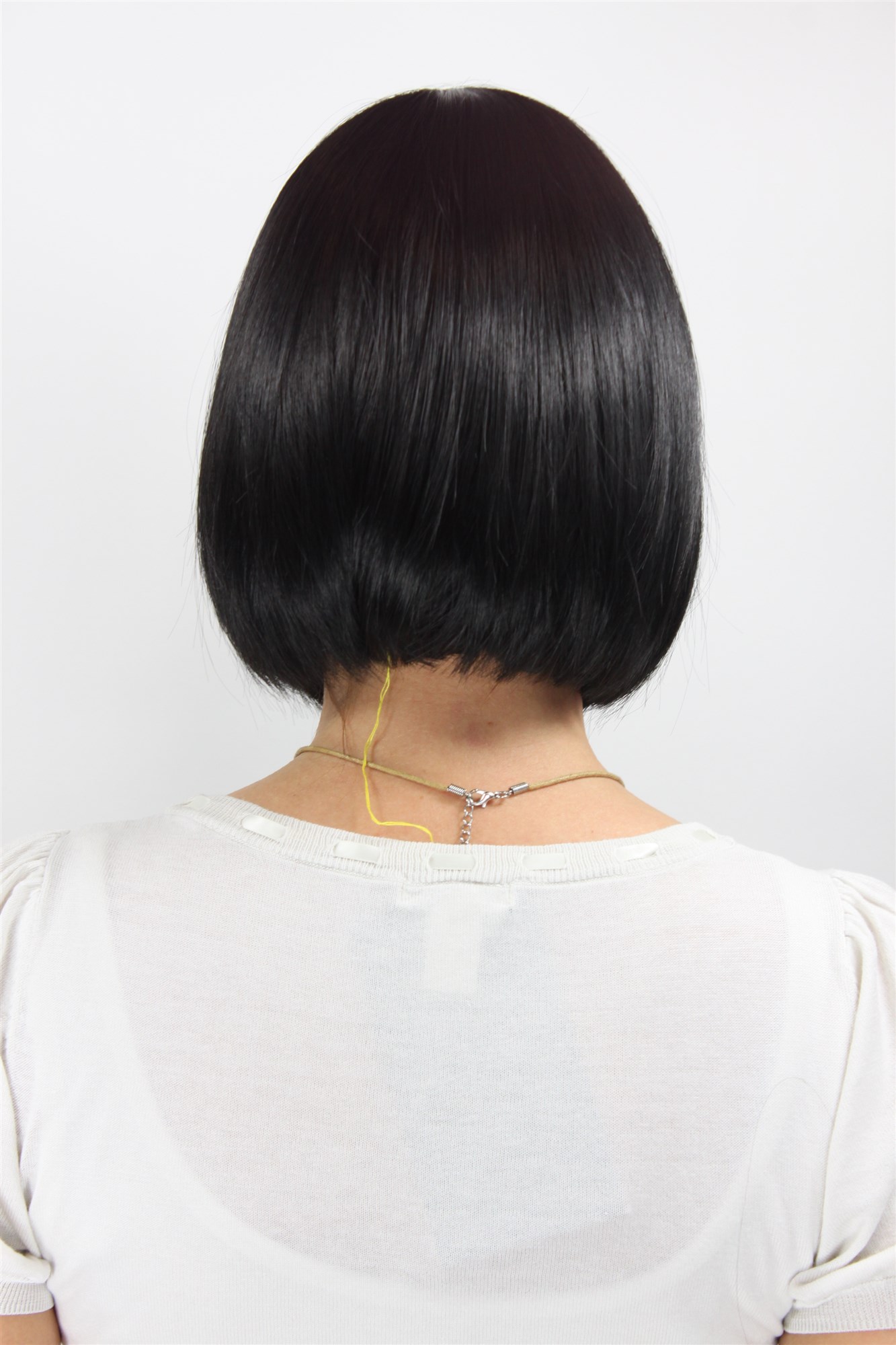 hochwertige Qualitätsperücken, Damen Perücke Bob kurze glatte Haare mit Ponyfrisur schwarz 2212-1B, Ansicht 4, WIG ME UP: Ihr Perücken Online Shop glatte Tressen-Perücke mit Kopfhaut-Imitat Samtschwarz kurze Haare für Damen