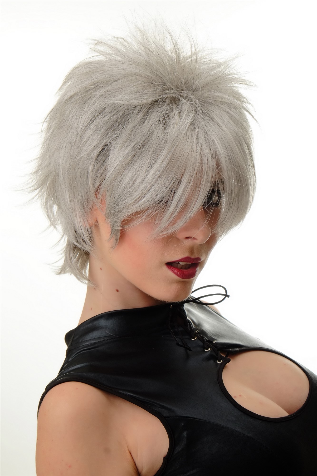 hochwertige Qualitätsperücken, Perücke Kurz Wilde Strähnen Wave 80er Hellgrau Grau BLUE144-51, Ansicht 3, WIG ME UP: Ihr Perücken Online Shop wellige Tressen-Perücke Silbergrau mit geringem Schwarzanteil kurze Haare für Damen