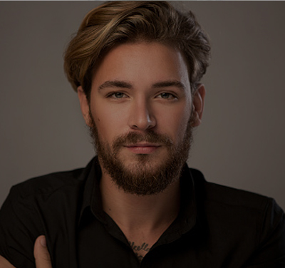 Herrenperücken Teaserbild von WIG ME UP Blonde Herrenperücke mit Beach-Wave-Haare, die nach hinten gekämmt sind