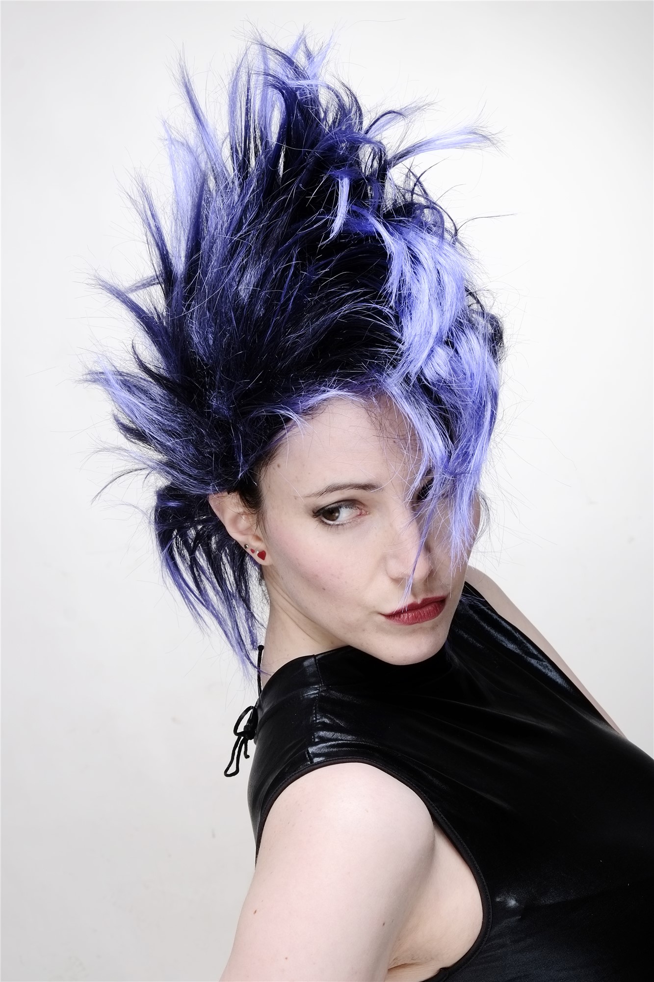 günstige Party Perücke, Perücke Punk Glam Vamp Iro Blauviolett Modell: PW0078-1, Ansicht 2, WIG ME UP: Ihr Perücken Online Shop wellige Party Perücke Schwarz-Blauviolett schulterlange Haare Unisex