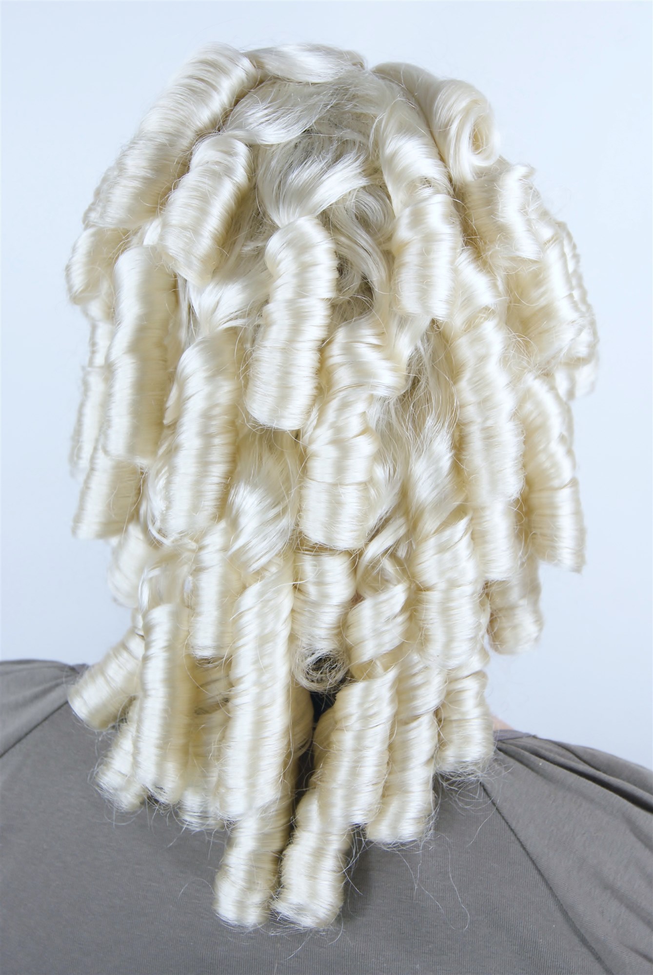 hochwertige Qualitätsperücken, Damen Perücke mit Locken/Spirallocken im Barock-Look Platinblond Blond 6006A-613, Ansicht 4, WIG ME UP: Ihr Perücken Online Shop lockige Tressen-Perücke mit Kopfhaut-Imitat Platinblond schulterlange Haare für Damen