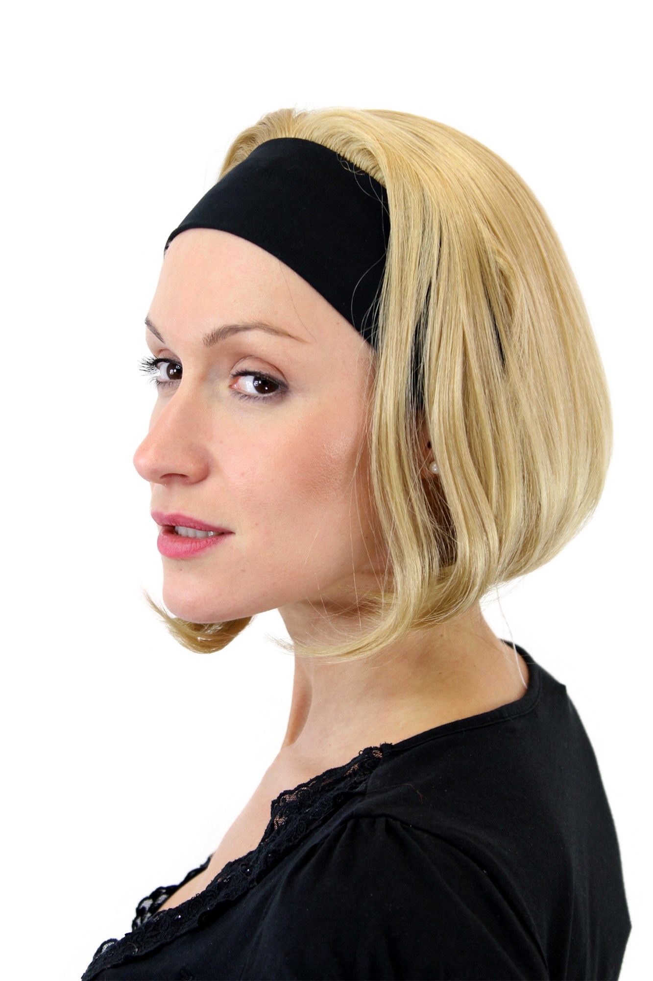 hochwertige Qualitätsperücken, Perücke Stirnband Retro Blond GFW948H-86, Ansicht 3, WIG ME UP: Ihr Perücken Online Shop glatte Tressen-Perücke mit Stirnband Blond kurze Haare für Damen