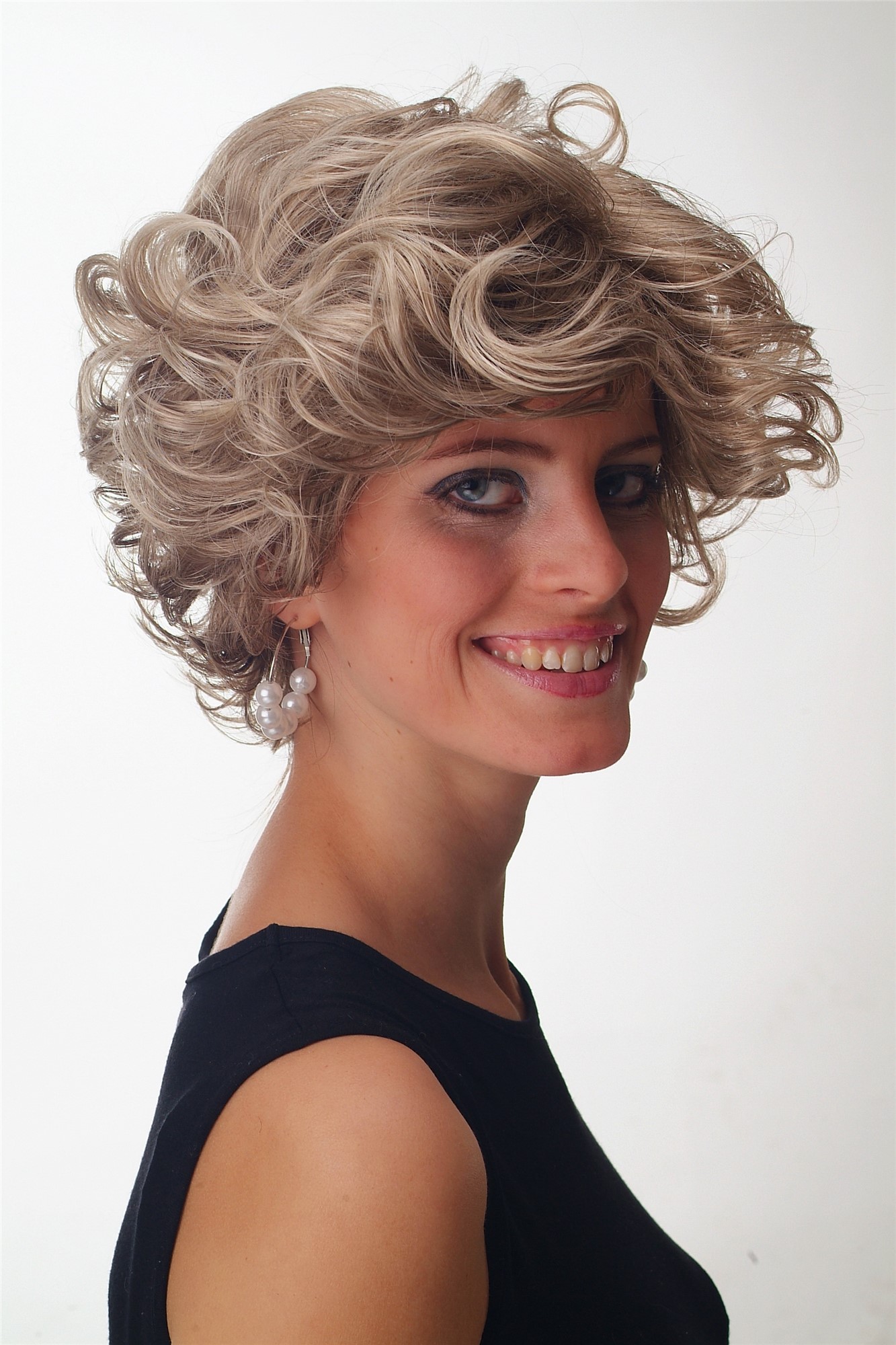 hochwertige Qualitätsperücken, Perücke kurz wild Locken Blond Braun Mix GFW963-18T22, Ansicht 3, WIG ME UP: Ihr Perücken Online Shop lockige Tressen-Perücke Karamellbraun-Aschblond-Mix kurze Haare für Unisex