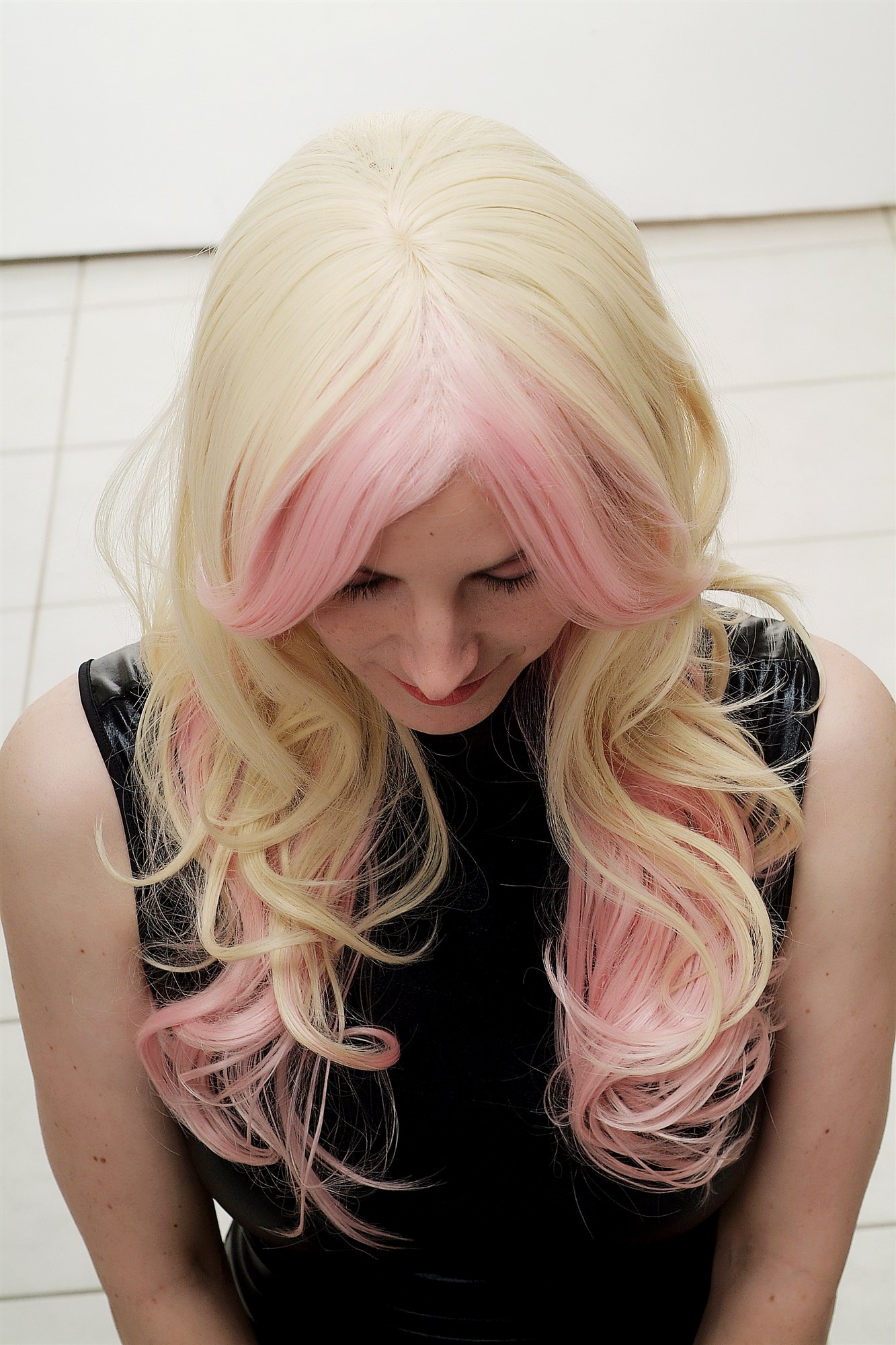 hochwertige Qualitätsperücken, Perücke Cosplay Platinblond Rosa SA054-T2333-613, Ansicht 5, WIG ME UP: Ihr Perücken Online Shop wellige Tressen-Perücke Rosa-Hellblond-Mix lange Haare für Damen