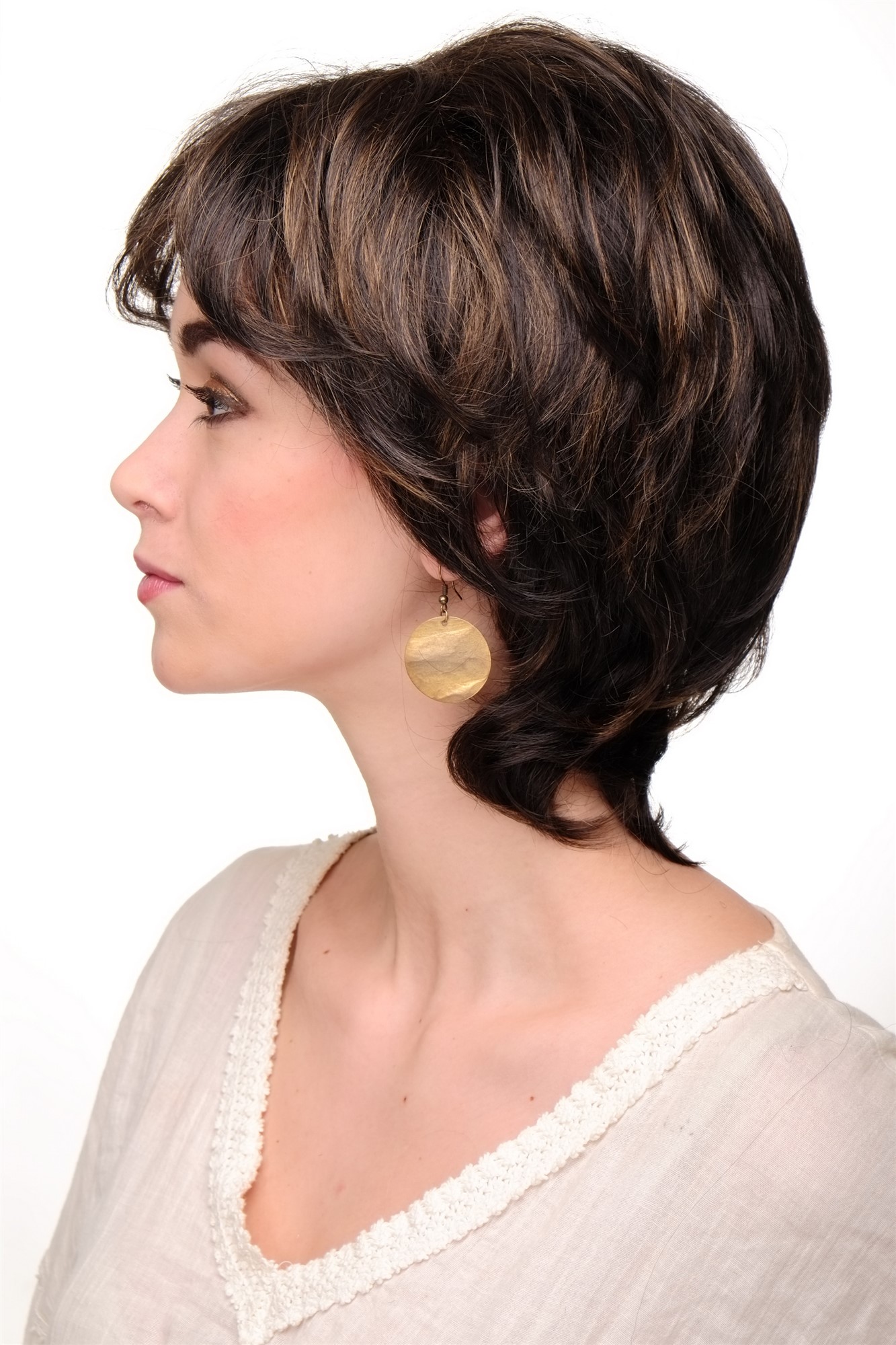 hochwertige Qualitätsperücken, Damenperücke kurz braun Scheitel Strähnchen Modell: TYW60311, Ansicht 3, WIG ME UP: Ihr Perücken Online Shop glatte Tressen-Perücke Mittelbraun kurze Haare für Damen