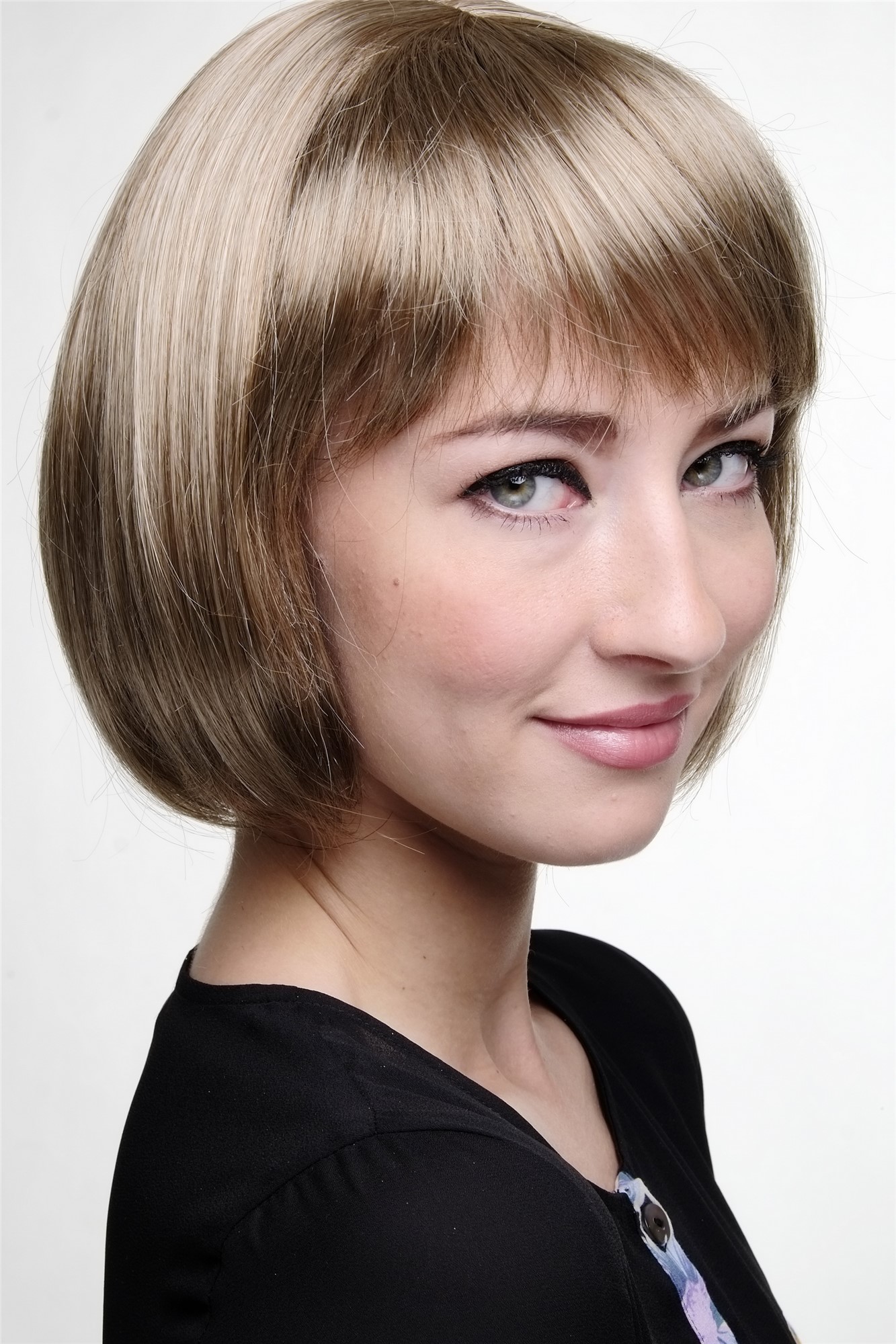 hochwertige Qualitätsperücken, Sexy Damen Bob Perücke glatte kurze Haare mit Pony Hell-Goldbraun 703-14, Ansicht 6, WIG ME UP: Ihr Perücken Online Shop glatte Tressen-Perücke mit Kopfhaut-Imitat Hell-Goldbraun kurze Haare für Damen