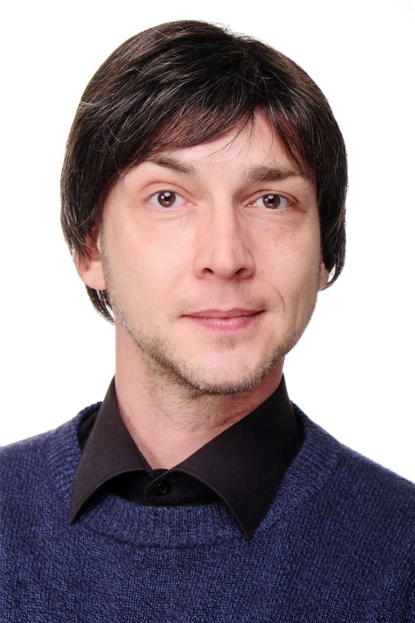 hochwertige Qualitätsperücken, Herrenperücke Herren Schwarz Grau Scheitel Modell: GFW1865, Vorderansicht, WIG ME UP: Ihr Perücken Online Shop glatte Tressen-Perücke Dunkelgrau kurze Haare für Herren