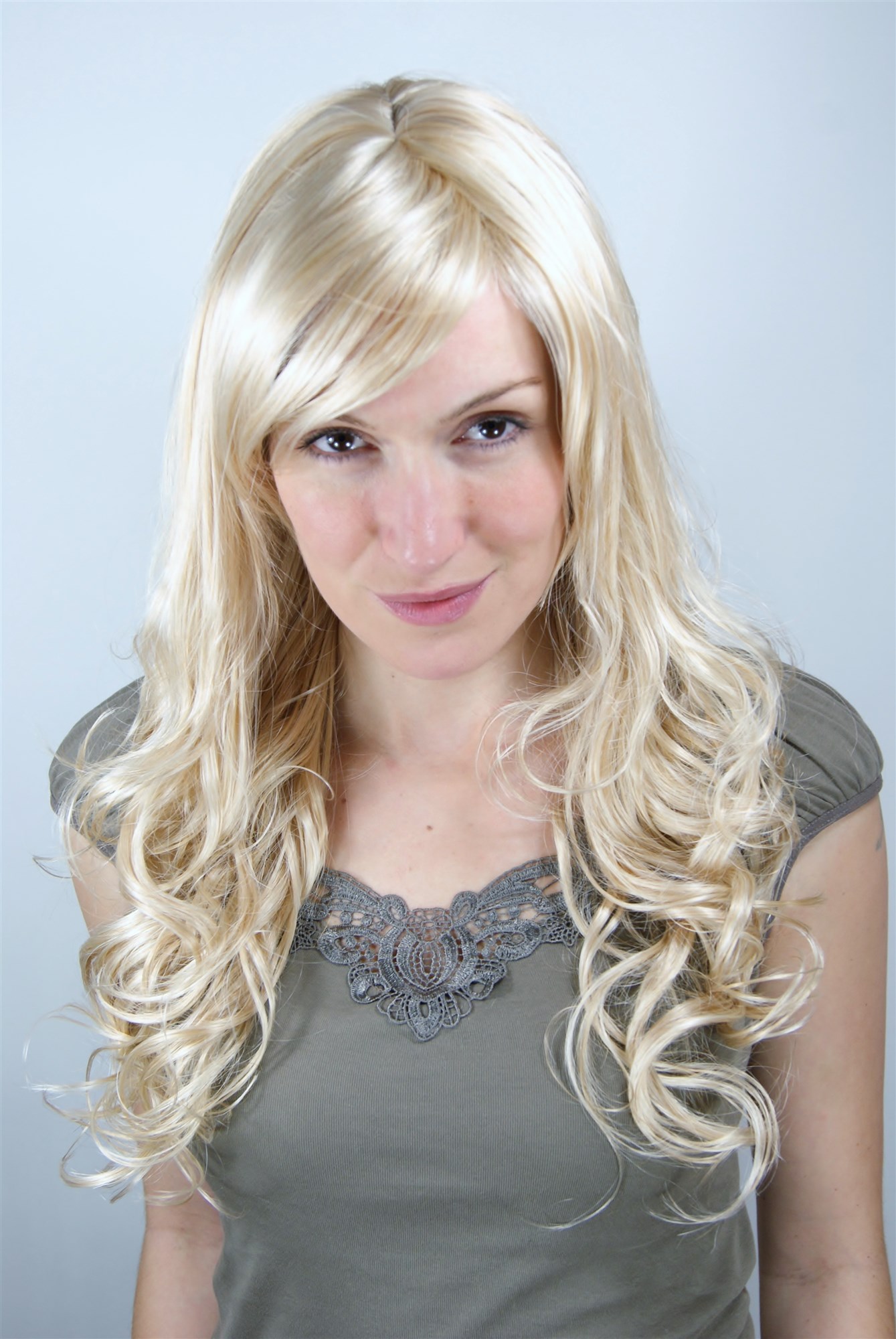 hochwertige Qualitätsperücken, Blonde lockige Frauen Perücke mit Scheitel 9319-611, Vorderansicht, WIG ME UP: Ihr Perücken Online Shop lockige Tressen-Perücke mit Kopfhaut-Imitat Hellblond lange Haare für Damen