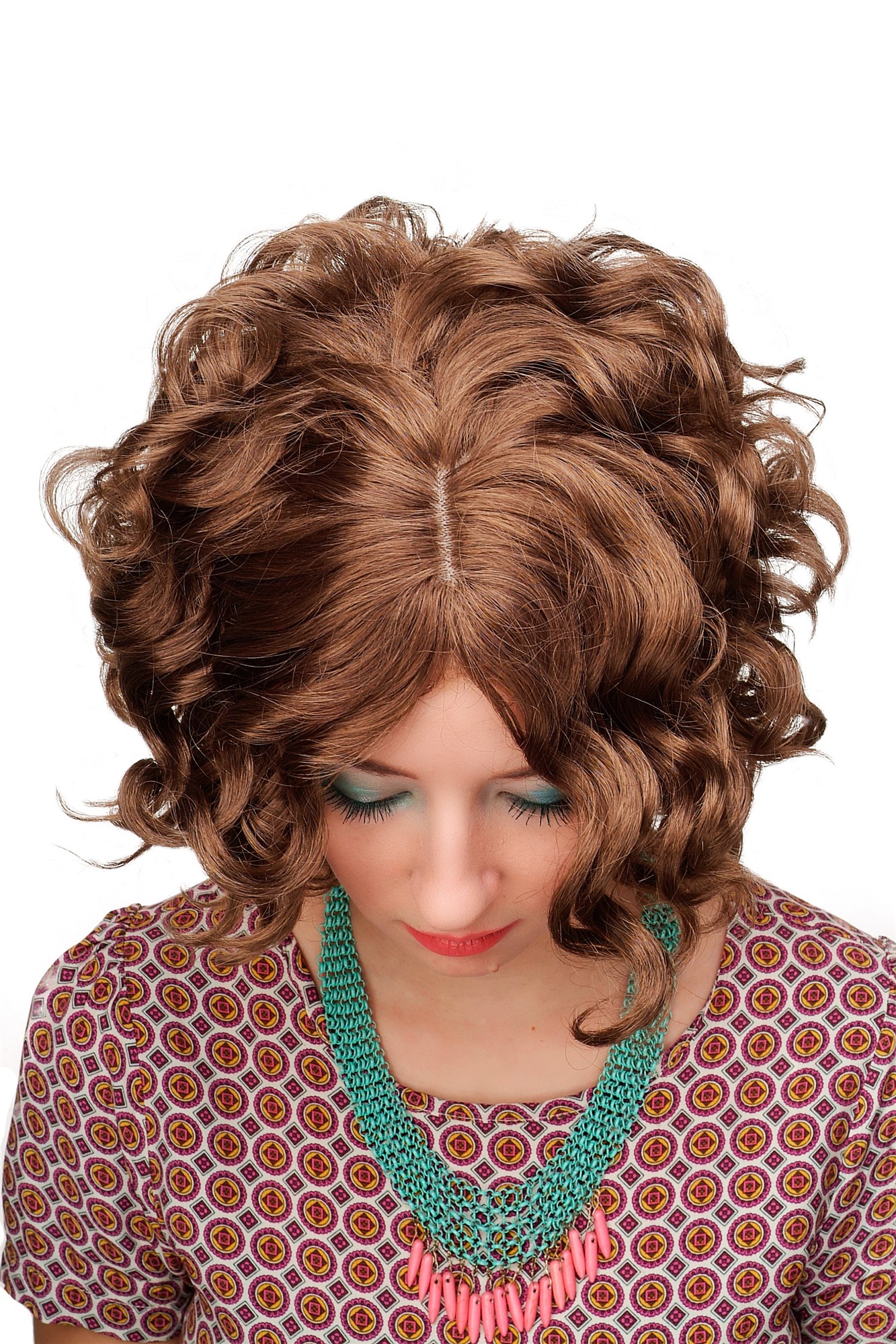 hochwertige Qualitätsperücken, Perücke 60er Jahre Retro-Style Locken Braun Brünett-Mischung CM-233-10T18T, Ansicht 5, WIG ME UP: Ihr Perücken Online Shop lockige Tressen-Perücke mit Kopfhaut-Imitat Mittelbraun-Mittelbraun-Mix schulterlange Haare für Damen