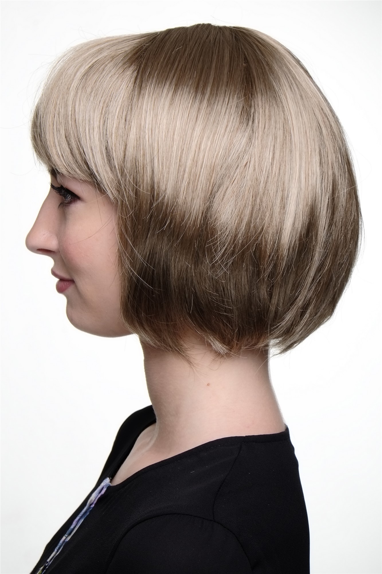 hochwertige Qualitätsperücken, Sexy Damen Bob Perücke glatte kurze Haare mit Pony Hell-Goldbraun 703-14, Ansicht 3, WIG ME UP: Ihr Perücken Online Shop glatte Tressen-Perücke mit Kopfhaut-Imitat Hell-Goldbraun kurze Haare für Damen