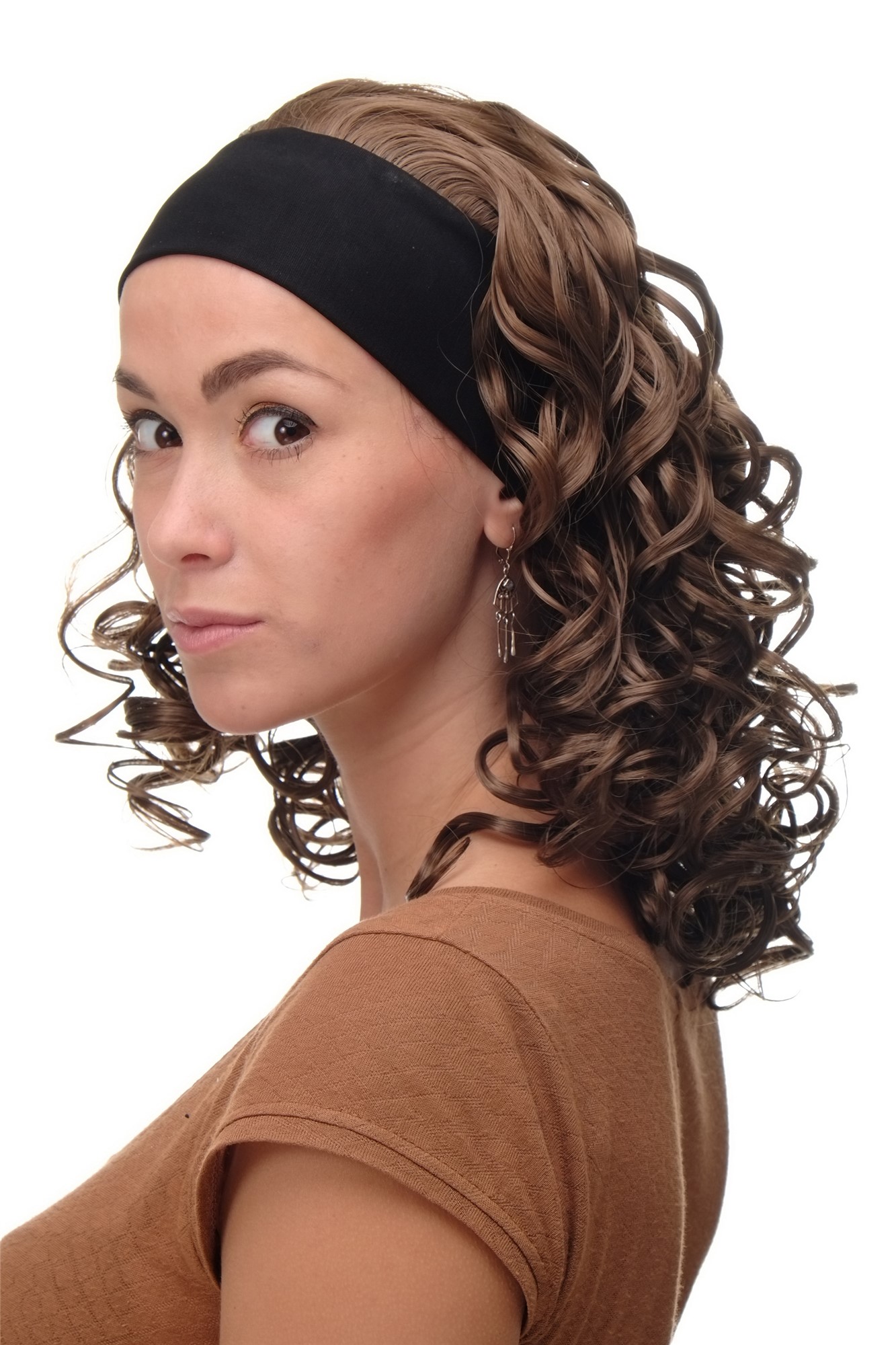 hochwertige Qualitätsperücken, Perücke Stirnband Mittelbraun Locken Schulterlang BRO-704-12, Vorderansicht, WIG ME UP: Ihr Perücken Online Shop lockige Tressen-Perücke mit Stirnband Mittelbraun schulterlange Haare für Damen