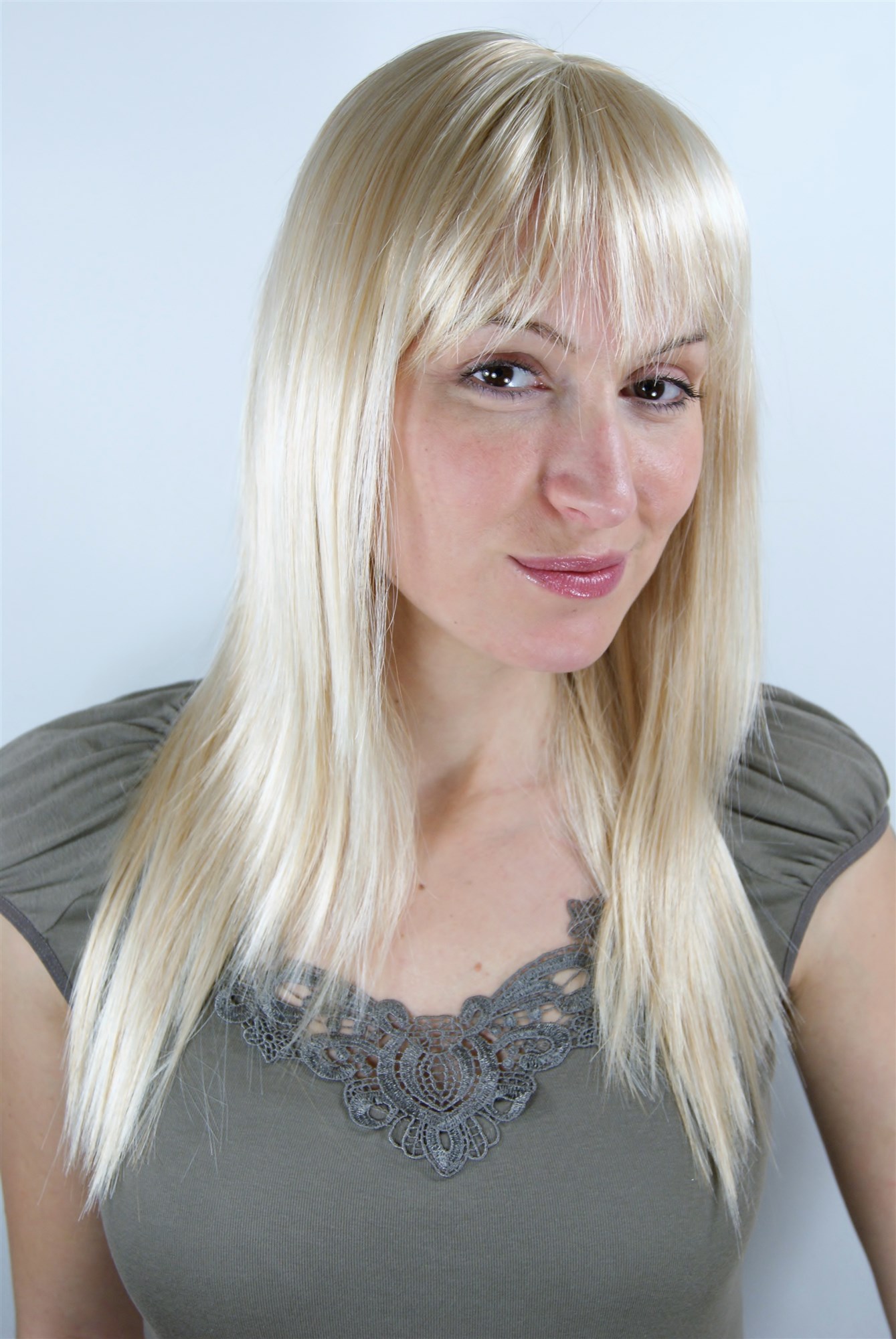 hochwertige Qualitätsperücken, Glatte blonde Perücke super sexy wilder Pony LA032-611, Vorderansicht, WIG ME UP: Ihr Perücken Online Shop glatte Tressen-Perücke mit Kopfhaut-Imitat Hellblond lange Haare für Damen