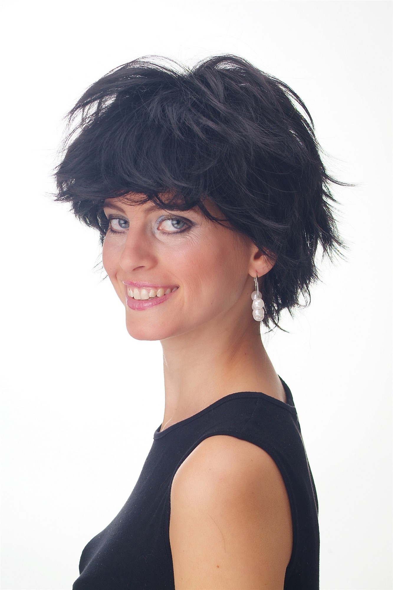 hochwertige Qualitätsperücken, Perücke kurz wild voluminös schwarz GFW1843-1B, Ansicht 2, WIG ME UP: Ihr Perücken Online Shop wellige Tressen-Perücke Samtschwarz kurze Haare für Unisex