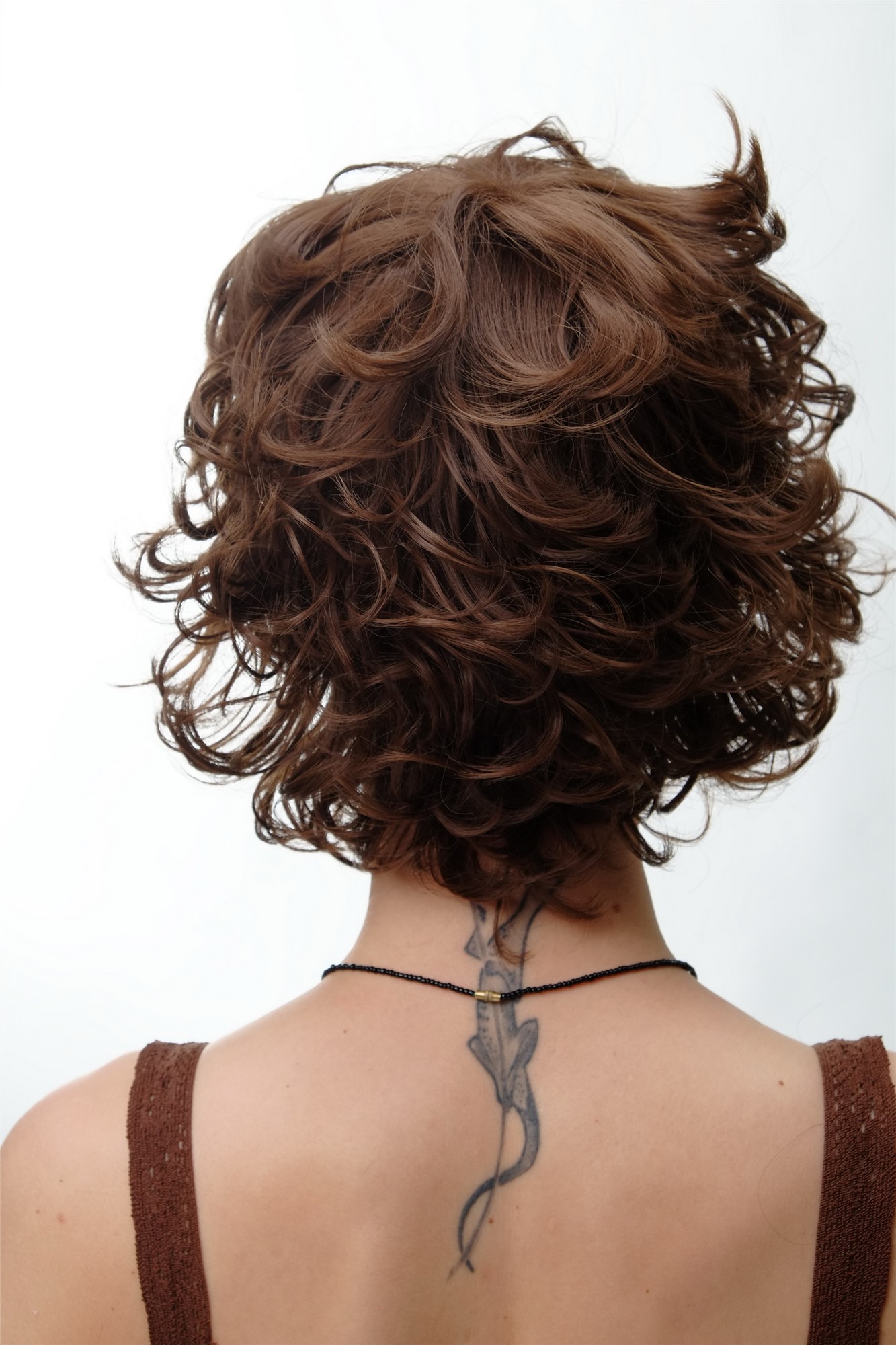 hochwertige Qualitätsperücken, Perücke kurz wild Locken braun Mittel-Aschbraun YZF-41008-8, Ansicht 4, WIG ME UP: Ihr Perücken Online Shop lockige Tressen-Perücke Mittel-Aschbraun kurze Haare für Damen