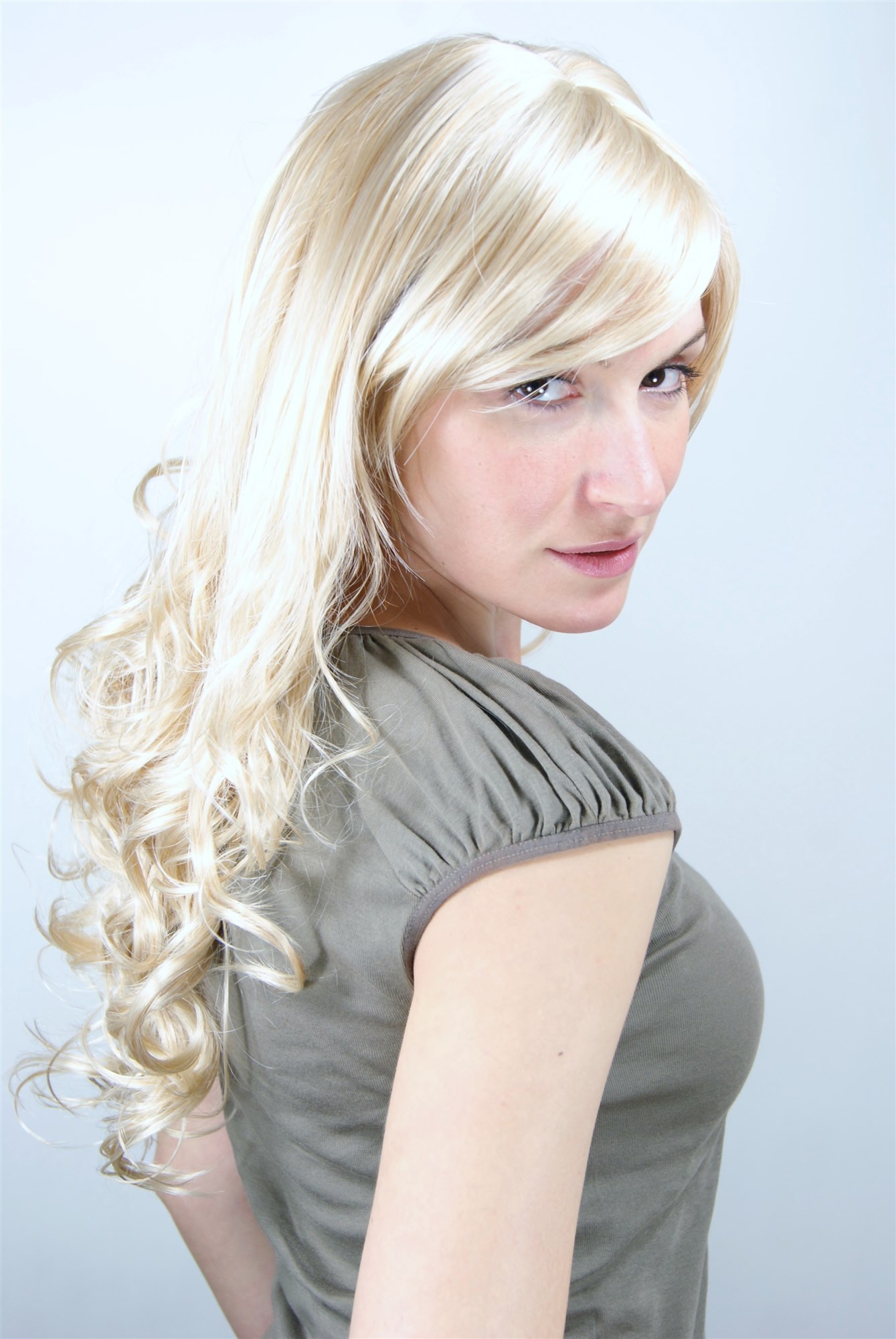 hochwertige Qualitätsperücken, Blonde lockige Frauen Perücke mit Scheitel 9319-611, Ansicht 3, WIG ME UP: Ihr Perücken Online Shop lockige Tressen-Perücke mit Kopfhaut-Imitat Hellblond lange Haare für Damen