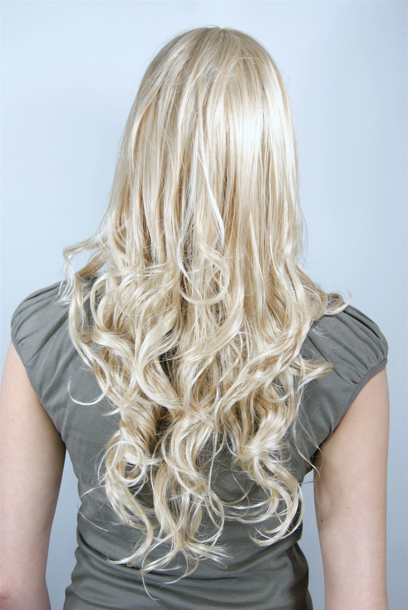 hochwertige Qualitätsperücken, Blonde lockige Frauen Perücke mit Scheitel 9319-611, Ansicht 4, WIG ME UP: Ihr Perücken Online Shop lockige Tressen-Perücke mit Kopfhaut-Imitat Hellblond lange Haare für Damen
