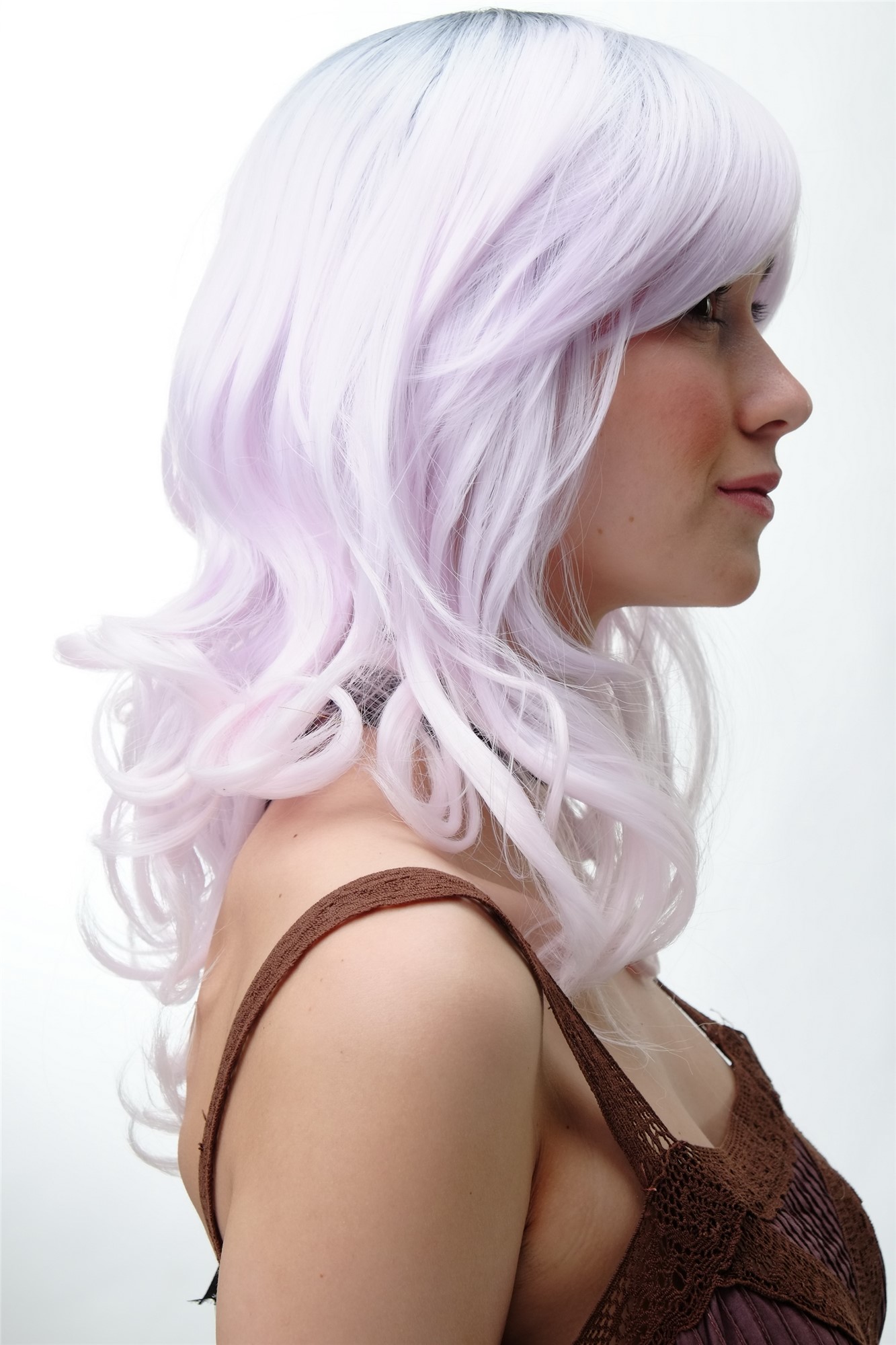 hochwertige Qualitätsperücken, Perücke Rosa-Grau-Mix Locken YZF-7325-1001, Ansicht 2, WIG ME UP: Ihr Perücken Online Shop lockige Tressen-Perücke mit Kopfhaut-Imitat Blütenweiß schulterlange Haare für Damen