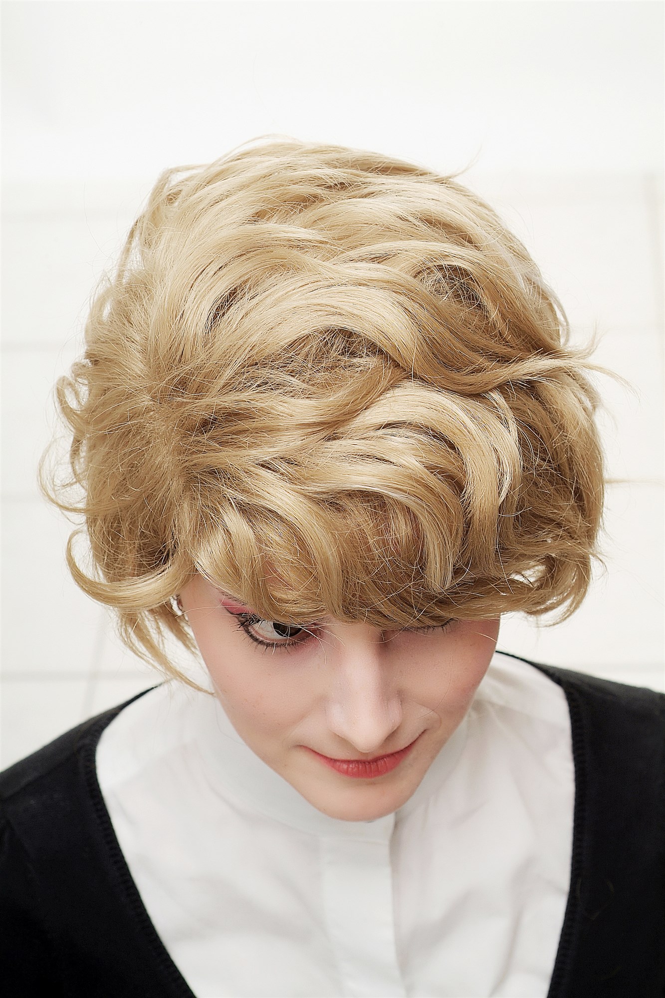 hochwertige Qualitätsperücken, Damen Perücke Aufwändig Gewellte Haare kurz voluminös Blond 1264-24F613, Ansicht 5, WIG ME UP: Ihr Perücken Online Shop wellige Tressen-Perücke Hell-Aschblond-Hellblond-Mix kurze Haare für Damen