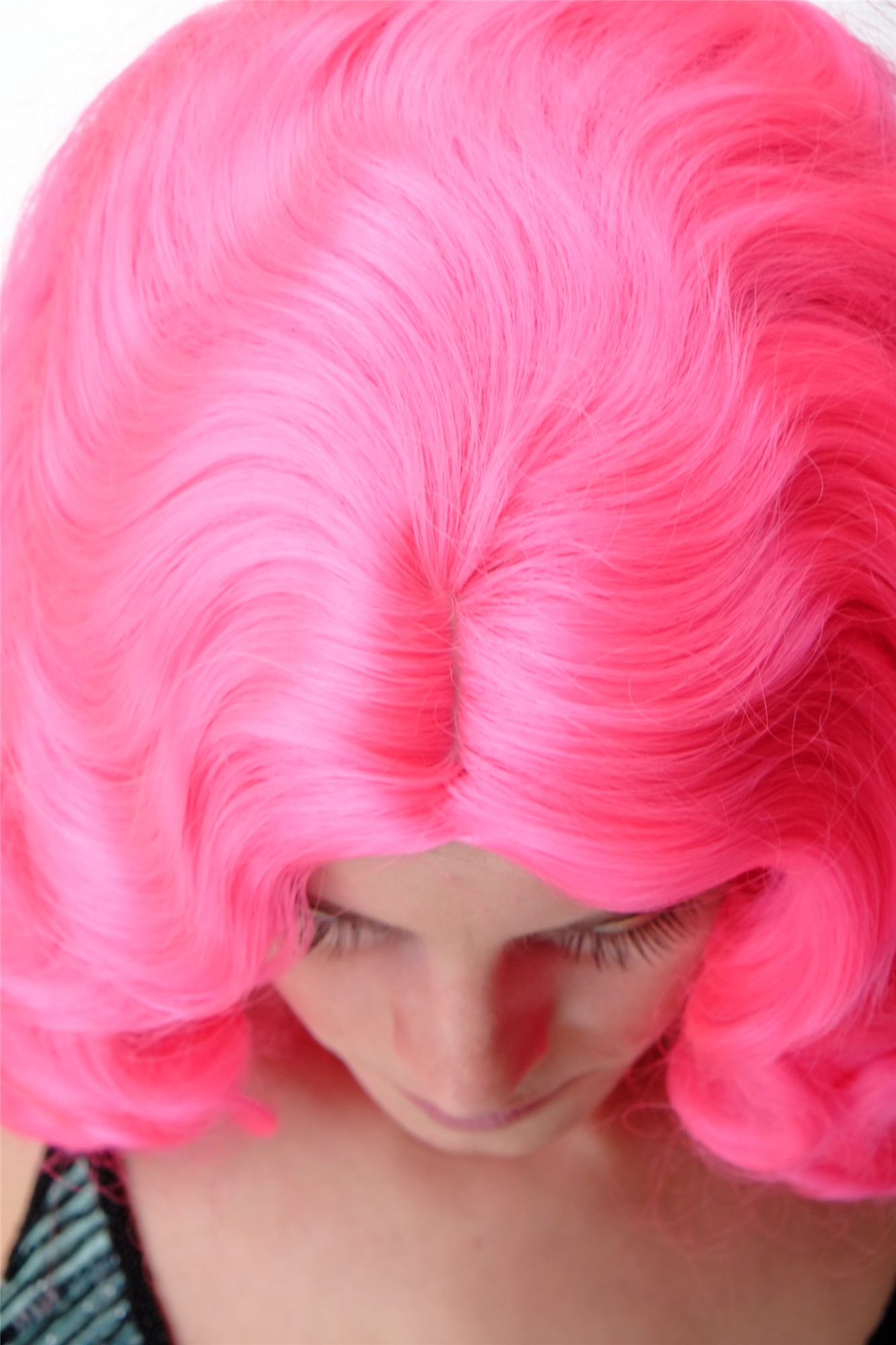 hochwertige Qualitätsperücken, Perücke Diva Wasserwelle Rosa Pink GFW1860-TF2315, Ansicht 5, WIG ME UP: Ihr Perücken Online Shop wellige Tressen-Perücke mit Kopfhaut-Imitat Neonrosa schulterlange Haare für Damen
