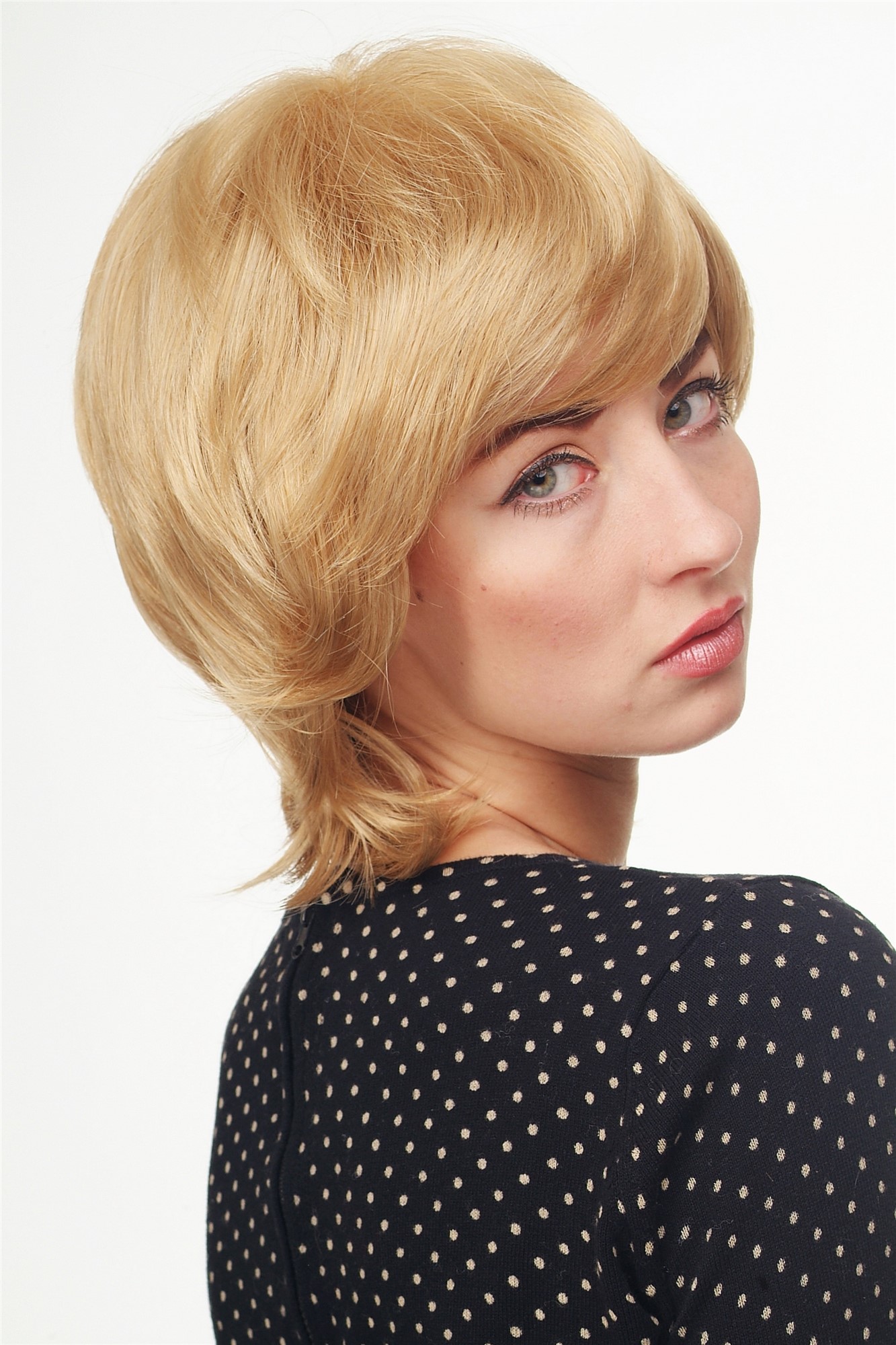 hochwertige Qualitätsperücken, Damenperücke Goldblond toupiert Volumen Modell: AL-844, Ansicht 3, WIG ME UP: Ihr Perücken Online Shop glatte Tressen-Perücke Goldblond kurze Haare für Damen