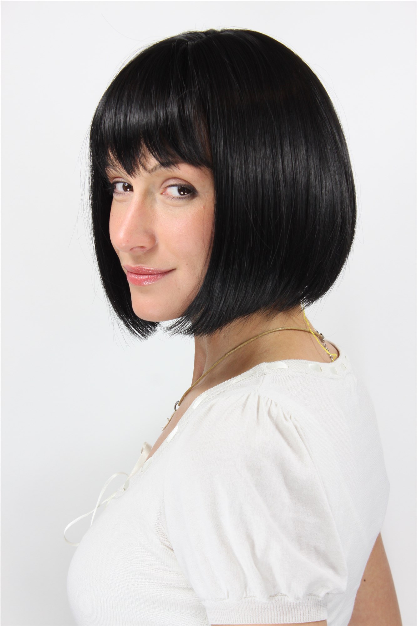 hochwertige Qualitätsperücken, Damen Perücke Bob kurze glatte Haare mit Ponyfrisur schwarz 2212-1B, Ansicht 2, WIG ME UP: Ihr Perücken Online Shop glatte Tressen-Perücke mit Kopfhaut-Imitat Samtschwarz kurze Haare für Damen