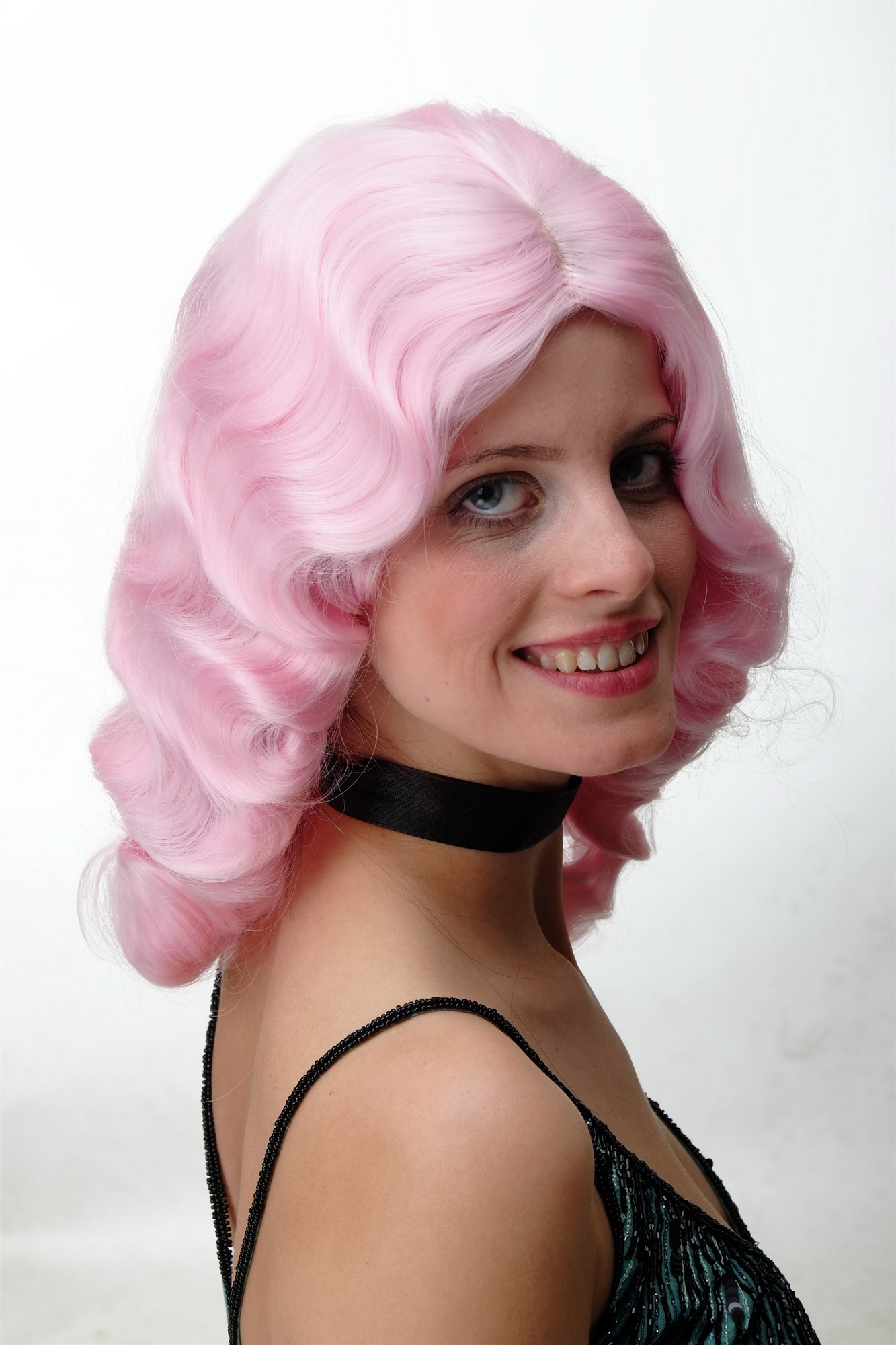 hochwertige Qualitätsperücken, Perücke Diva Wasserwelle Rosa GFW1860-TF2317, Ansicht 3, WIG ME UP: Ihr Perücken Online Shop wellige Tressen-Perücke mit Kopfhaut-Imitat Hellrosa schulterlange Haare für Damen