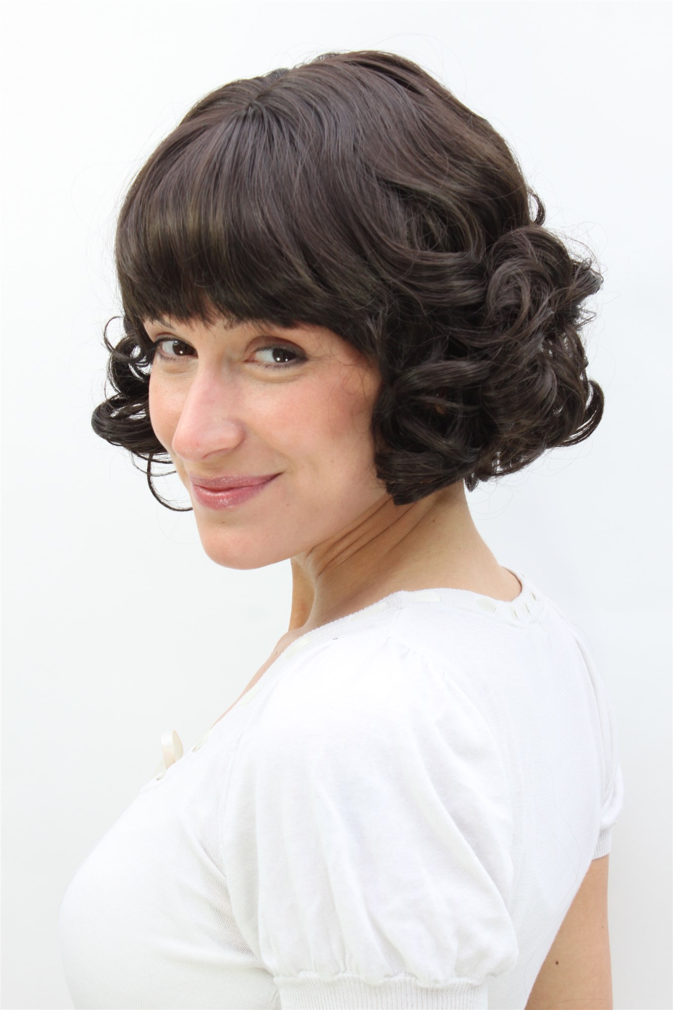 hochwertige Qualitätsperücken, Perücke dunkelbraun Locken kurz superniedlicher Look A18C-4, Ansicht 4, WIG ME UP: Ihr Perücken Online Shop lockige Tressen-Perücke mit Kopfhaut-Imitat Braun kurze Haare für Damen