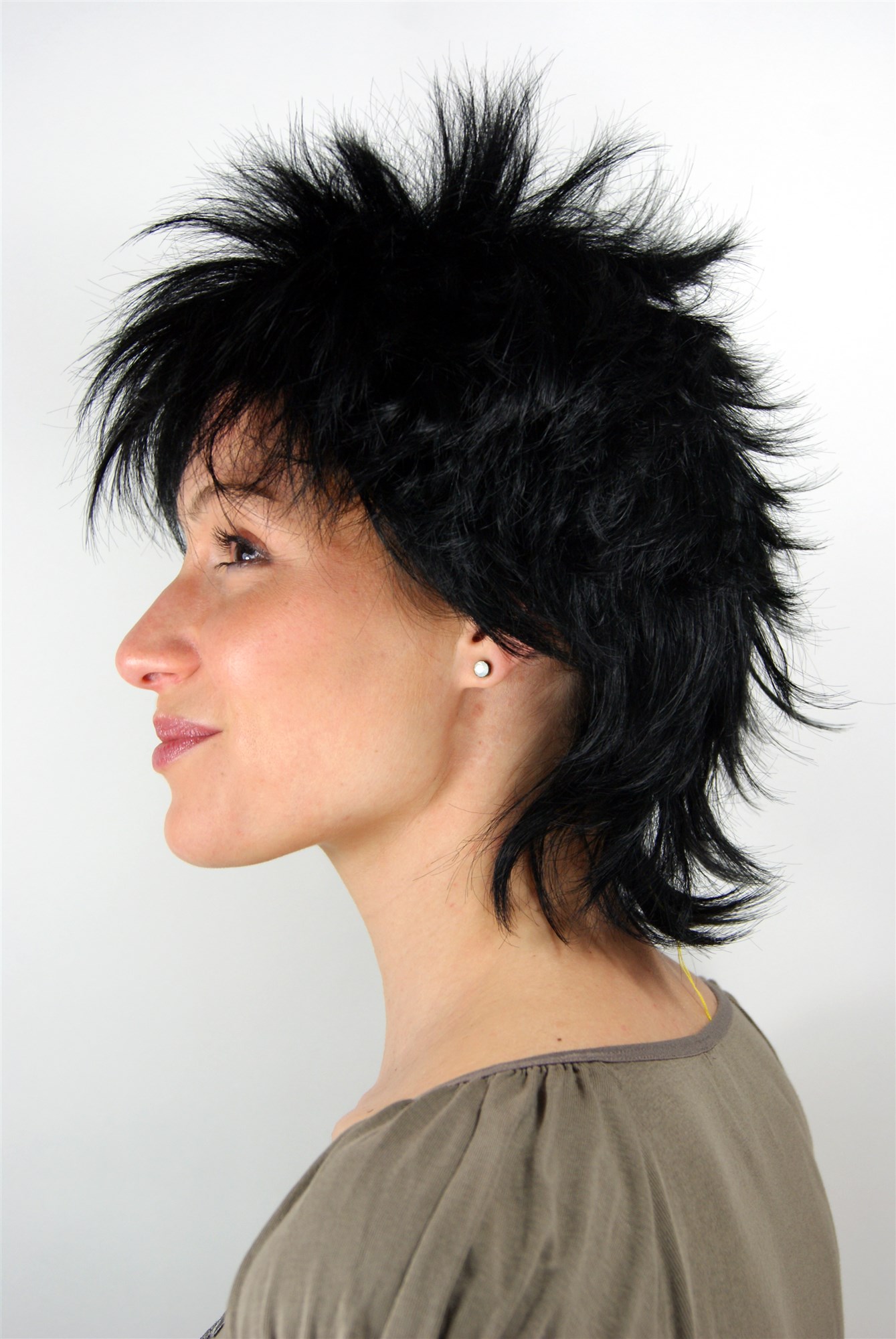 hochwertige Qualitätsperücken, 80er Jahre Look Damen Perücke Kurzhaarschnitt schwarz 26155-1, Ansicht 2, WIG ME UP: Ihr Perücken Online Shop wellige Tressen-Perücke mit Kopfhaut-Imitat Schwarz kurze Haare für Damen