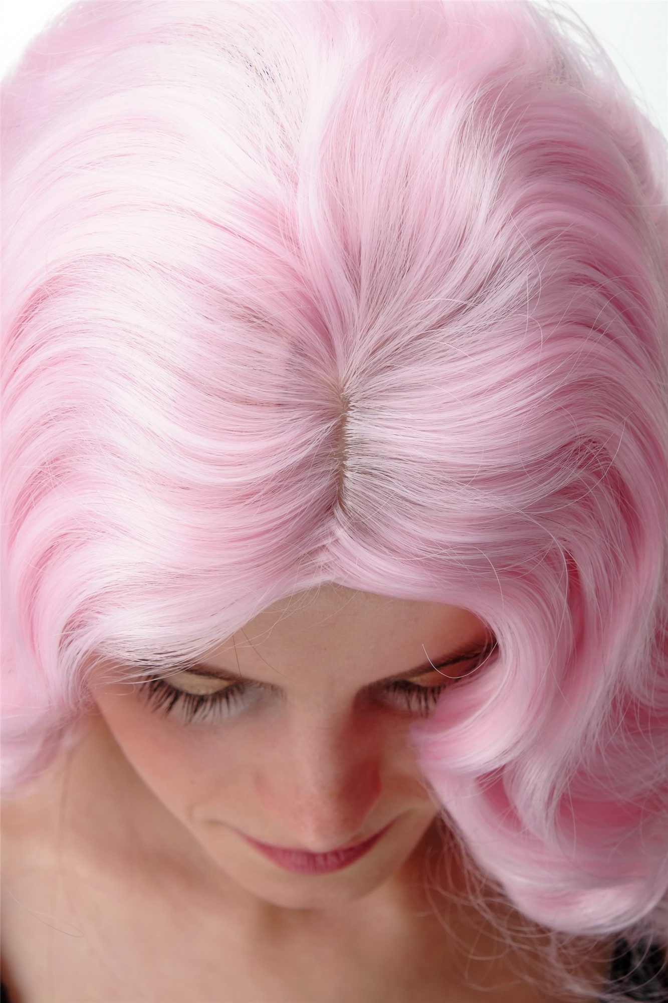 hochwertige Qualitätsperücken, Perücke Diva Wasserwelle Rosa GFW1860-TF2317, Ansicht 5, WIG ME UP: Ihr Perücken Online Shop wellige Tressen-Perücke mit Kopfhaut-Imitat Hellrosa schulterlange Haare für Damen