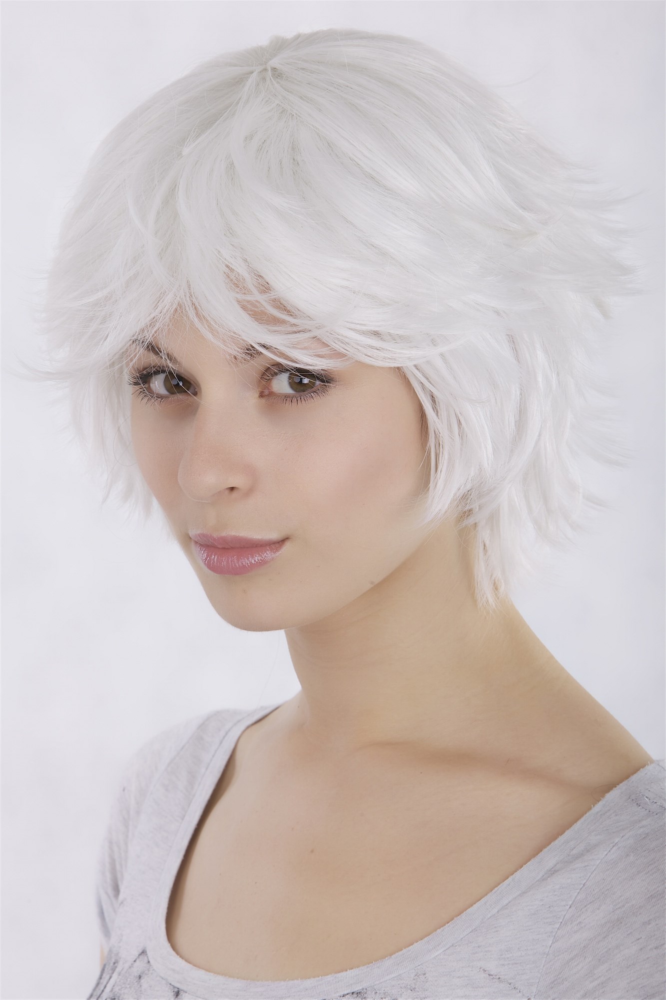 hochwertige Qualitätsperücken, Frauen Perücke Stufen-Bob weiß wilder peppiger Haarschnitt 1240-1001, Ansicht 3, WIG ME UP: Ihr Perücken Online Shop wellige Tressen-Perücke mit Kopfhaut-Imitat weiß kurze Haare für Damen