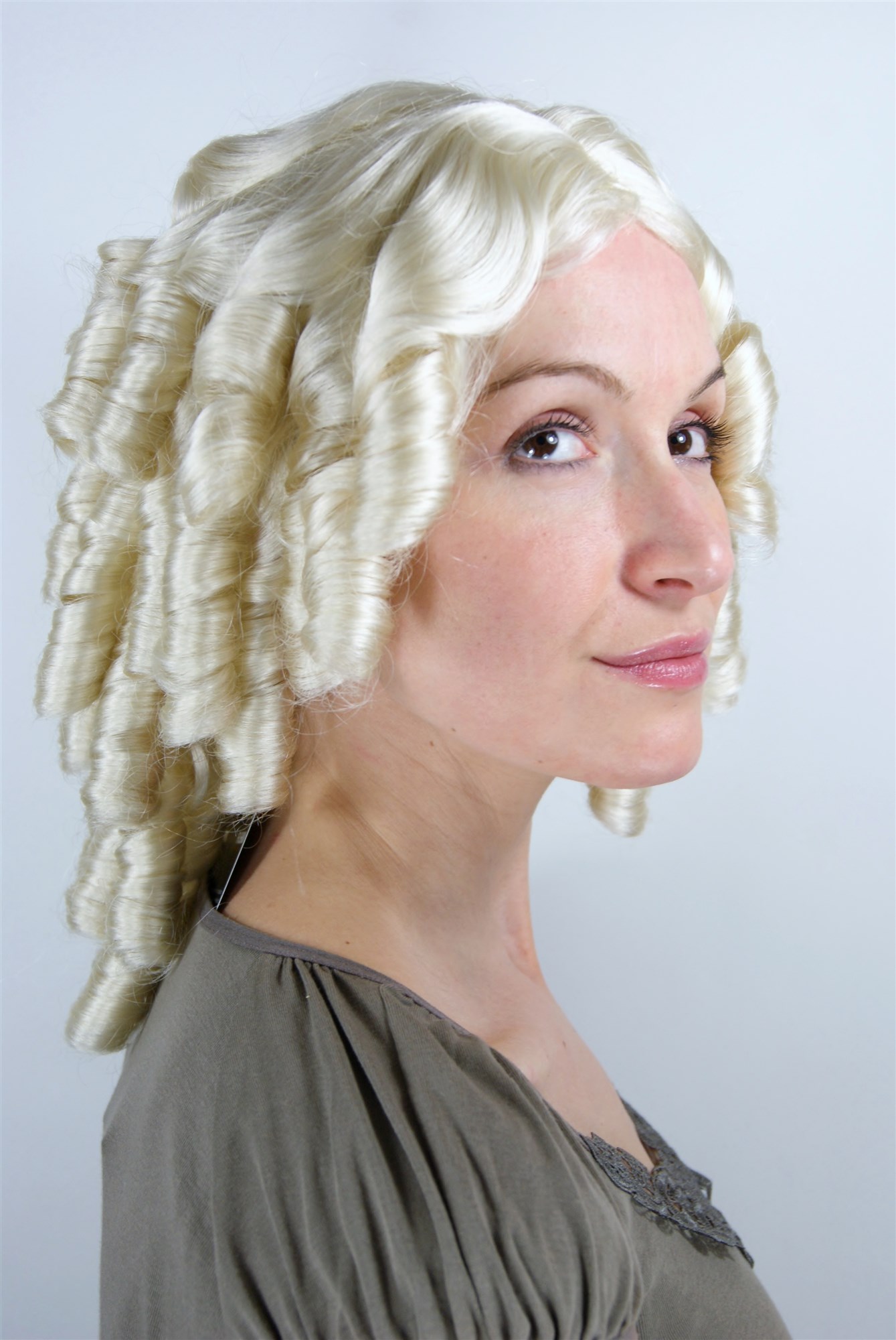 hochwertige Qualitätsperücken, Damen Perücke mit Locken/Spirallocken im Barock-Look Platinblond Blond 6006A-613, Ansicht 3, WIG ME UP: Ihr Perücken Online Shop lockige Tressen-Perücke mit Kopfhaut-Imitat Platinblond schulterlange Haare für Damen