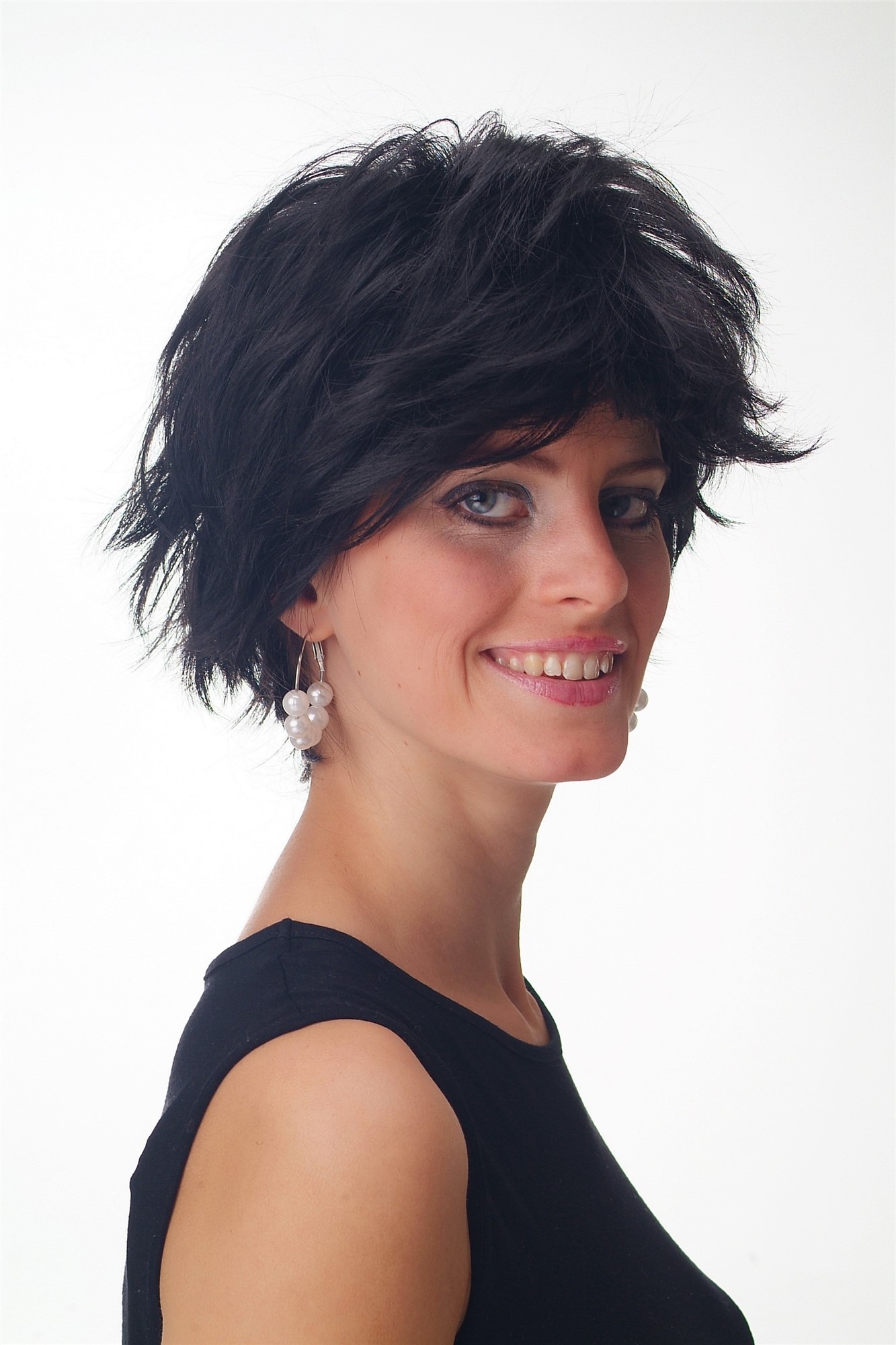 hochwertige Qualitätsperücken, Perücke kurz wild voluminös schwarz GFW1843-1B, Ansicht 3, WIG ME UP: Ihr Perücken Online Shop wellige Tressen-Perücke Samtschwarz kurze Haare für Unisex